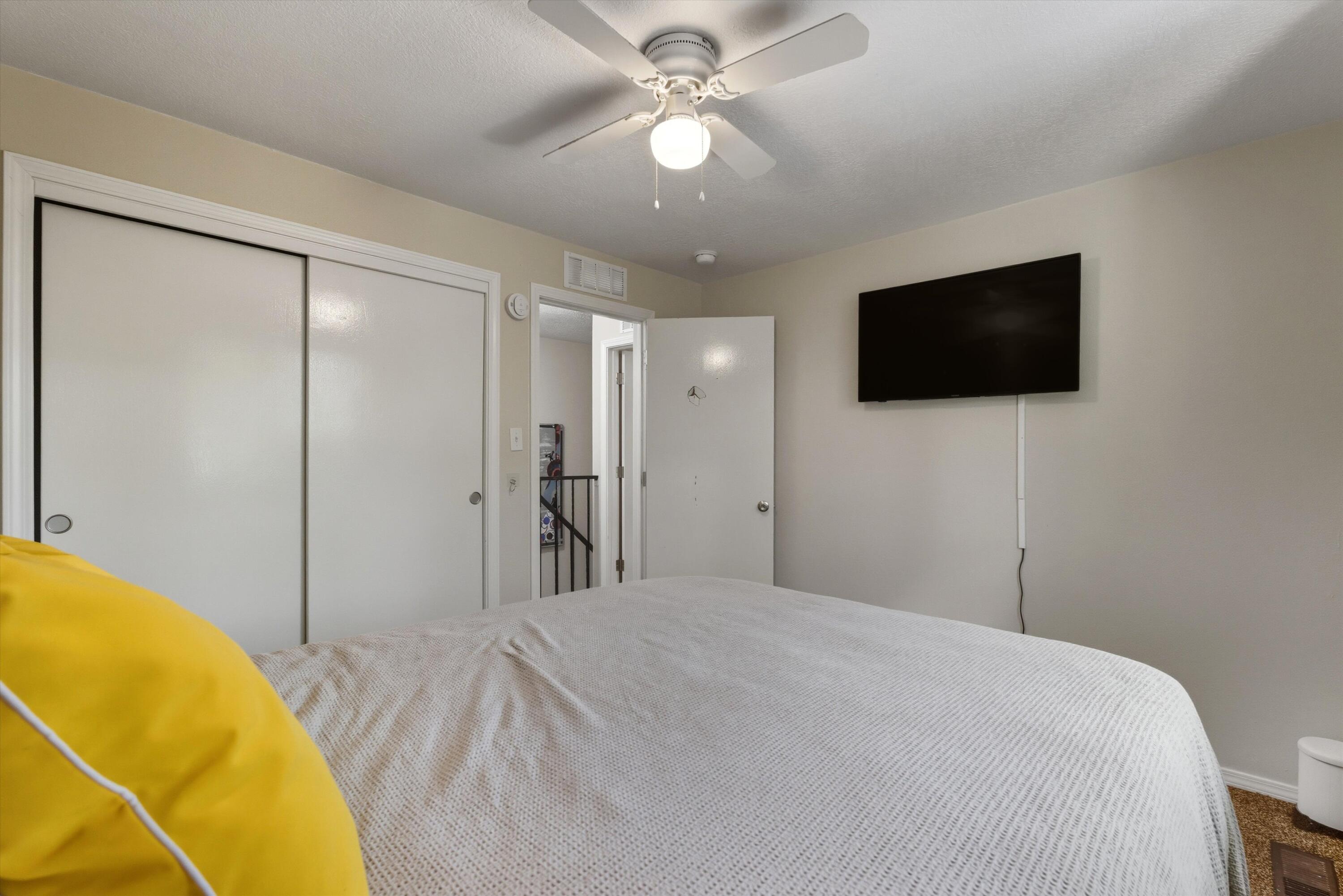 32 LAKESHORE Drive NE