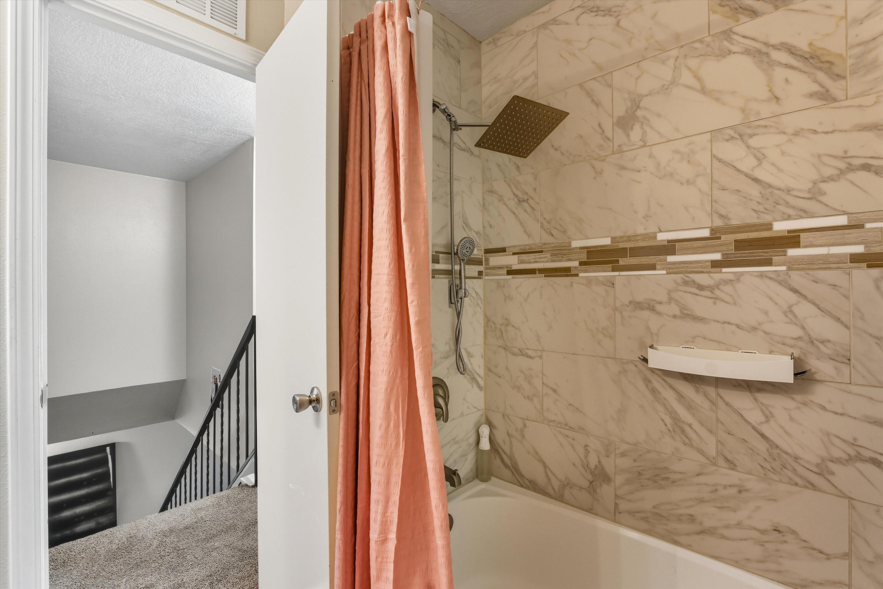 32 LAKESHORE Drive NE