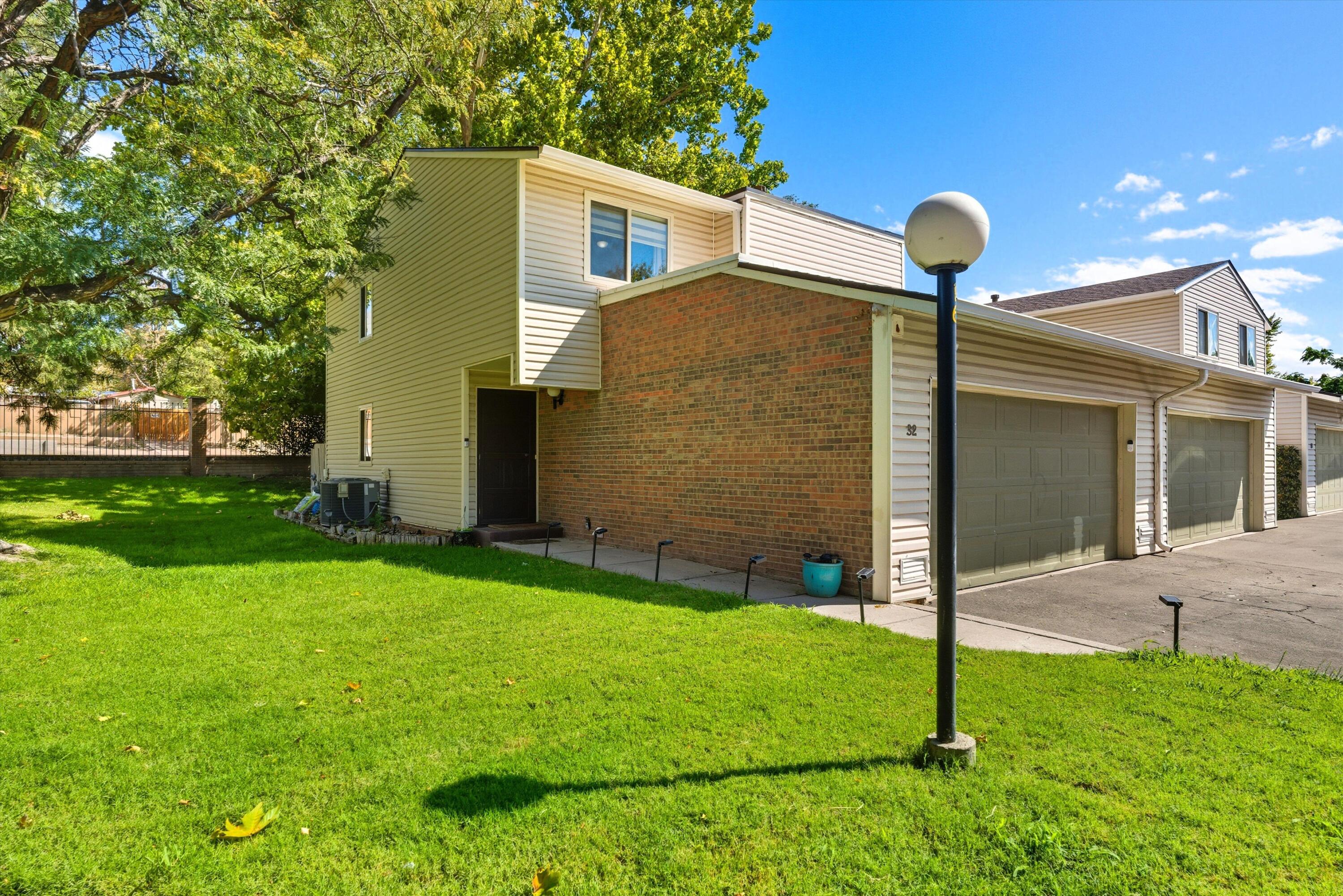 32 LAKESHORE Drive NE