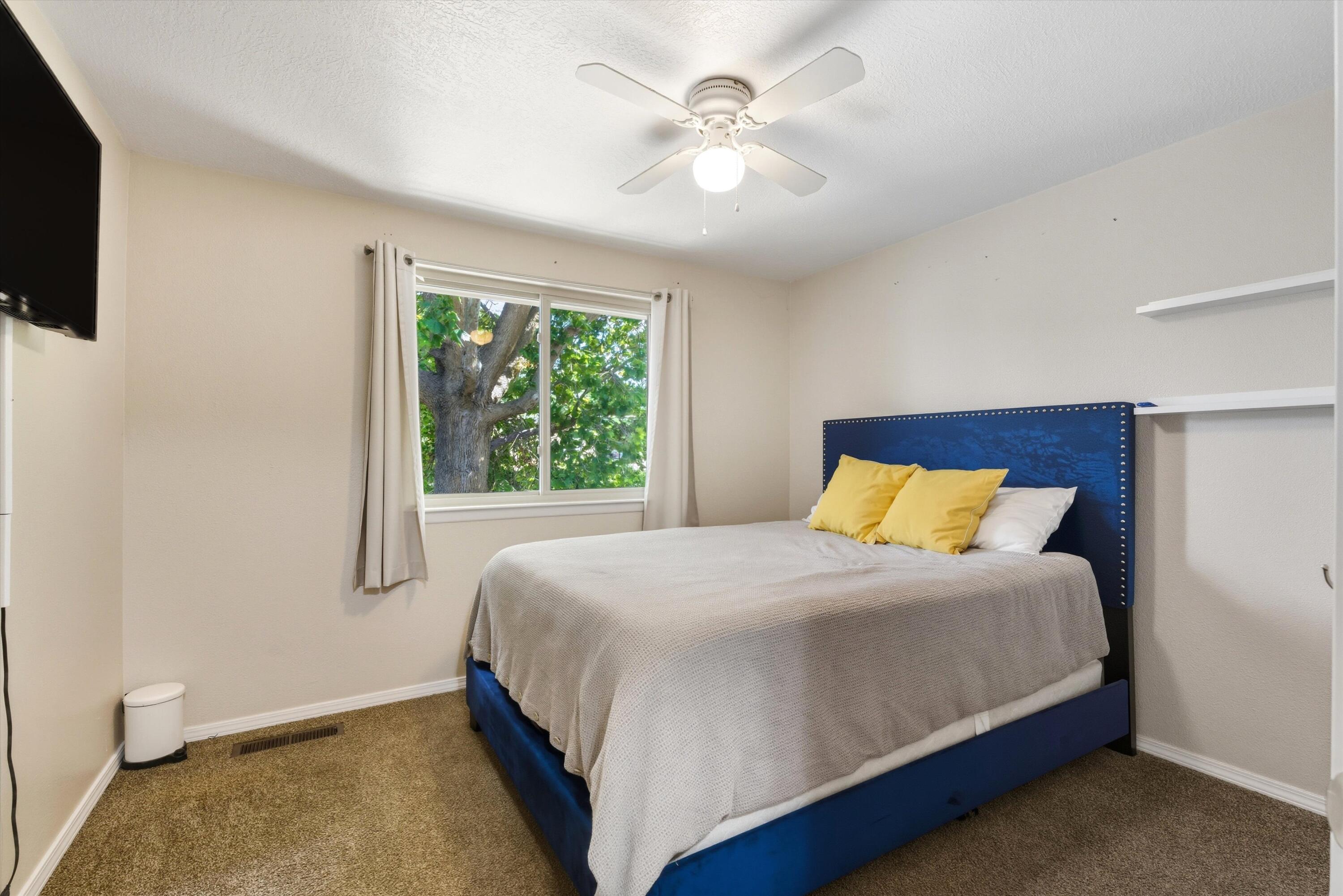 32 LAKESHORE Drive NE