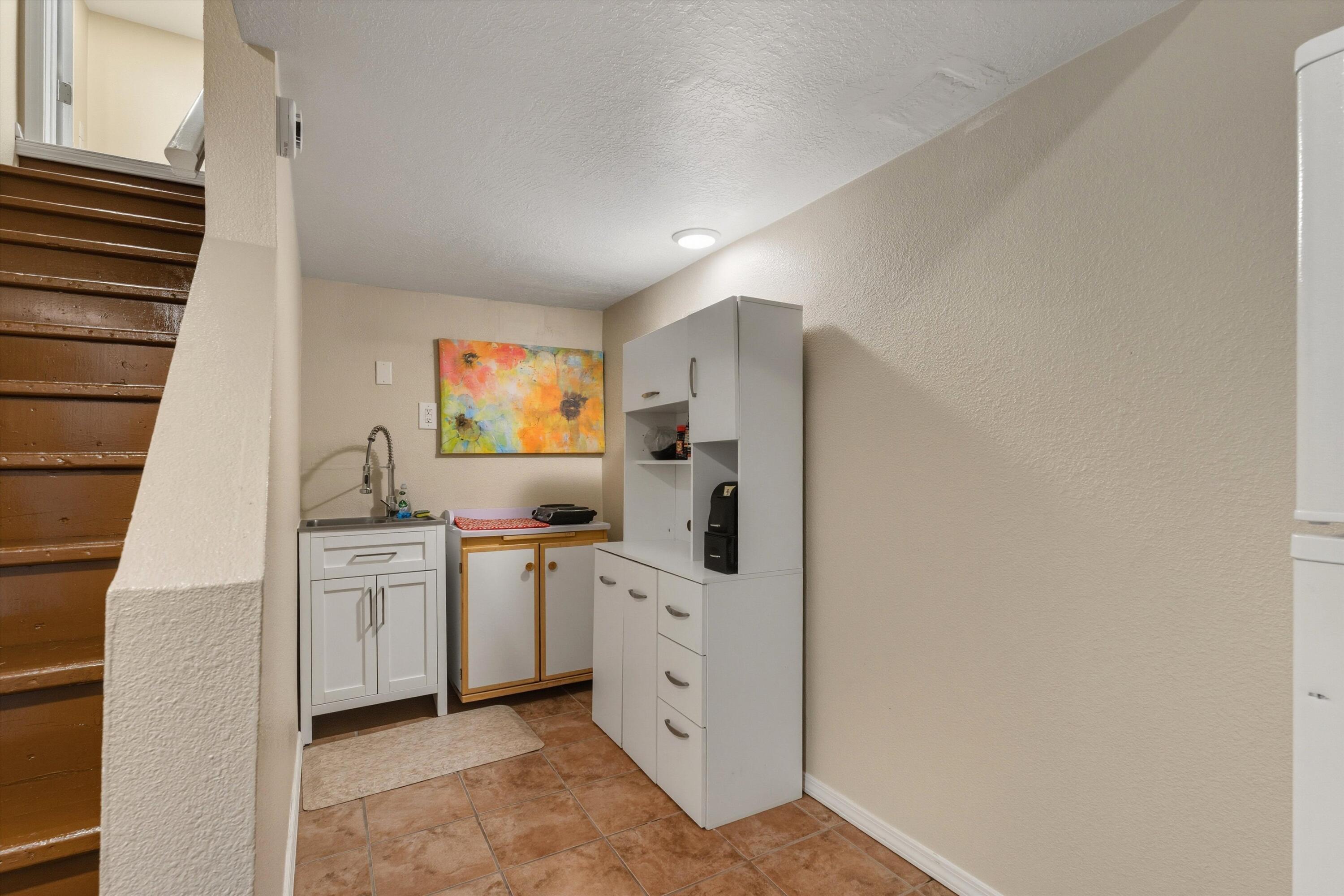 32 LAKESHORE Drive NE