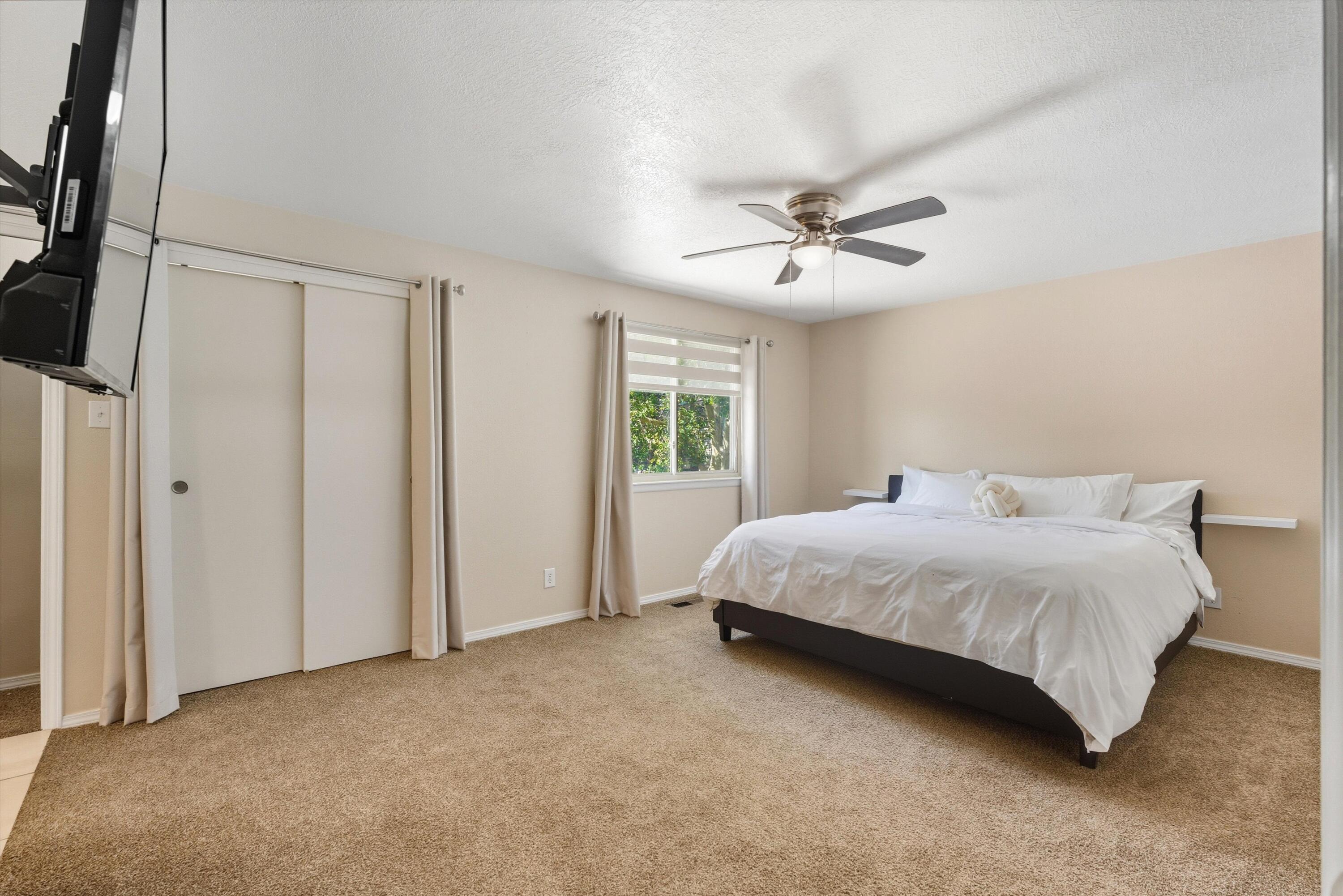 32 LAKESHORE Drive NE