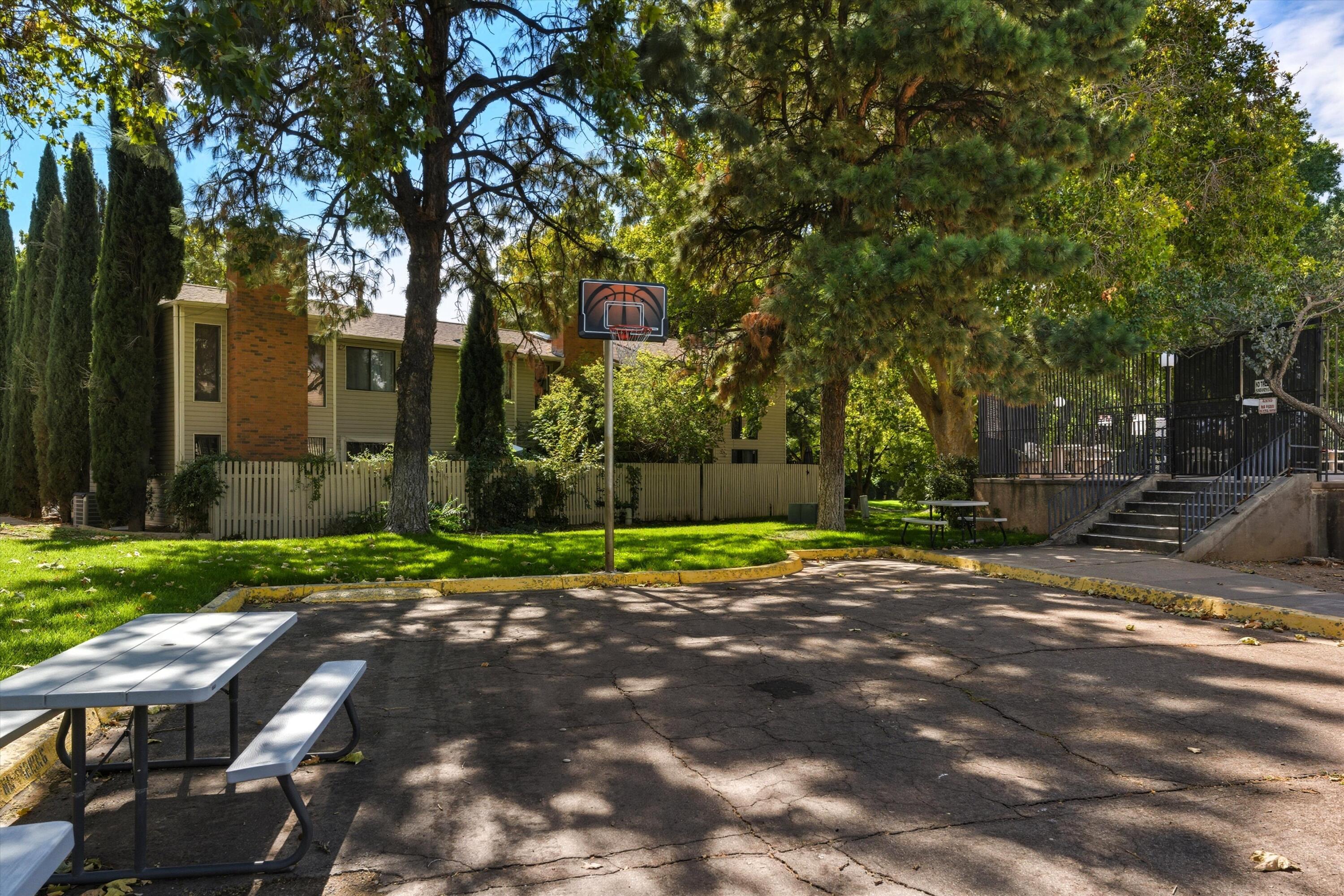 32 LAKESHORE Drive NE