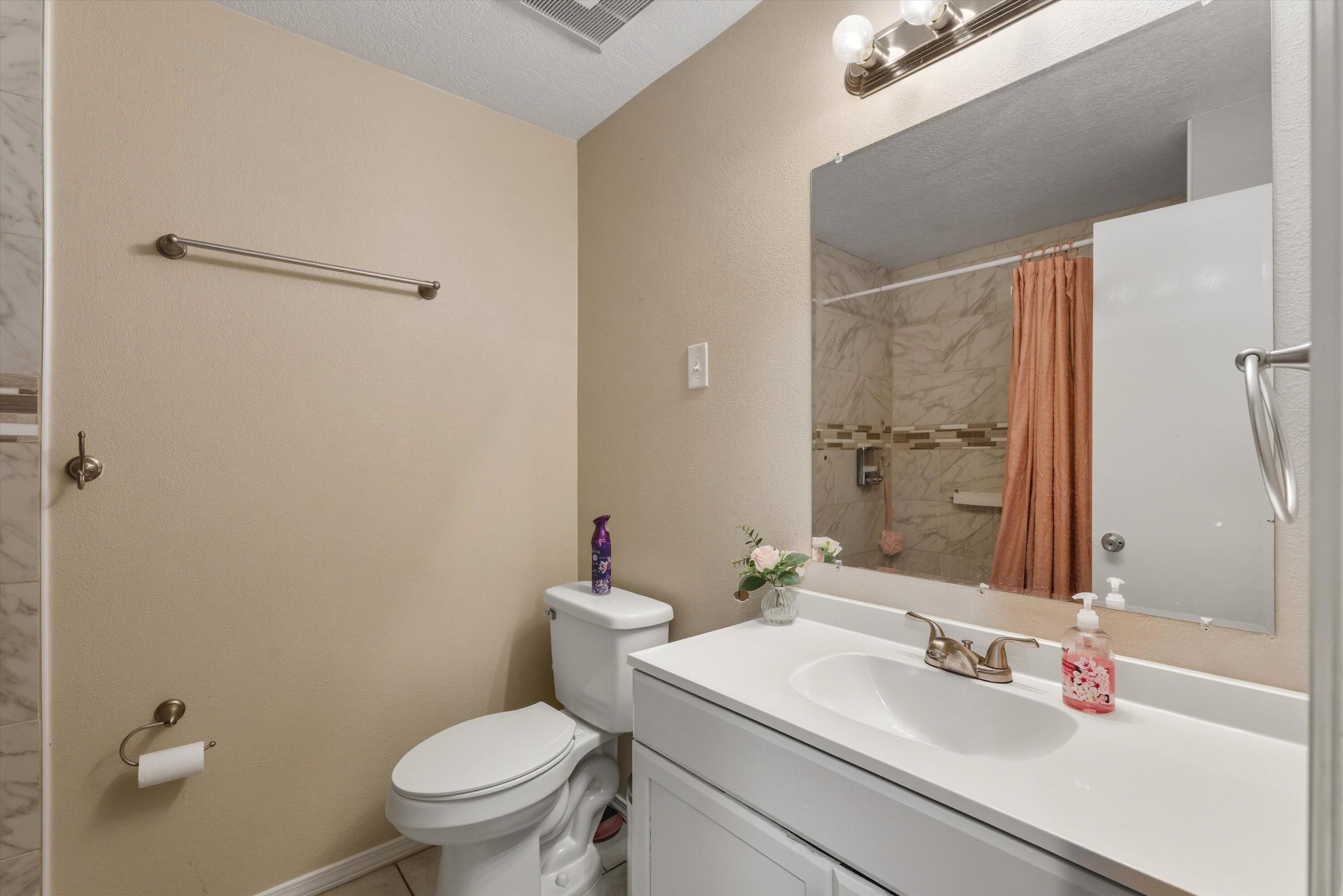 32 LAKESHORE Drive NE