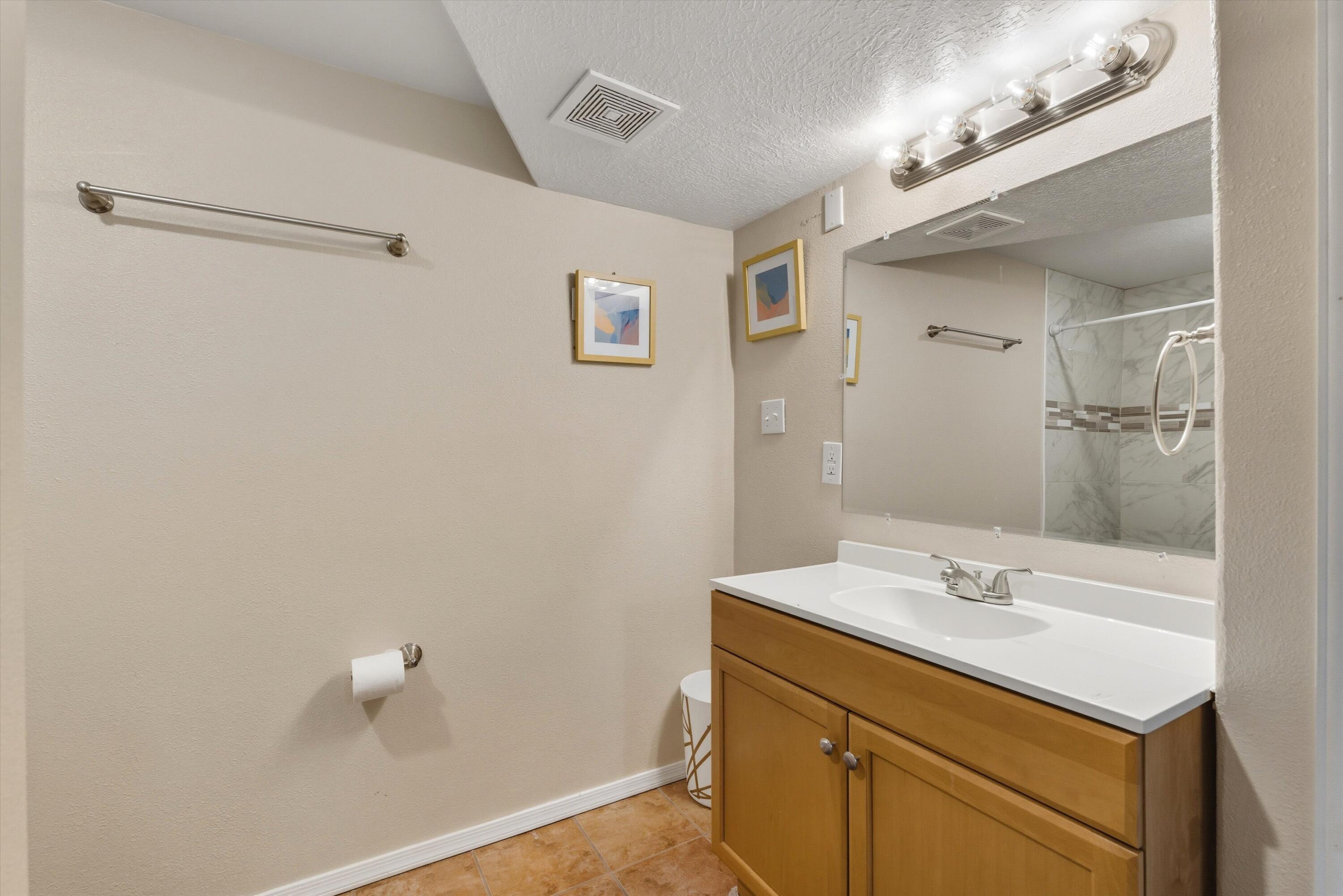 32 LAKESHORE Drive NE