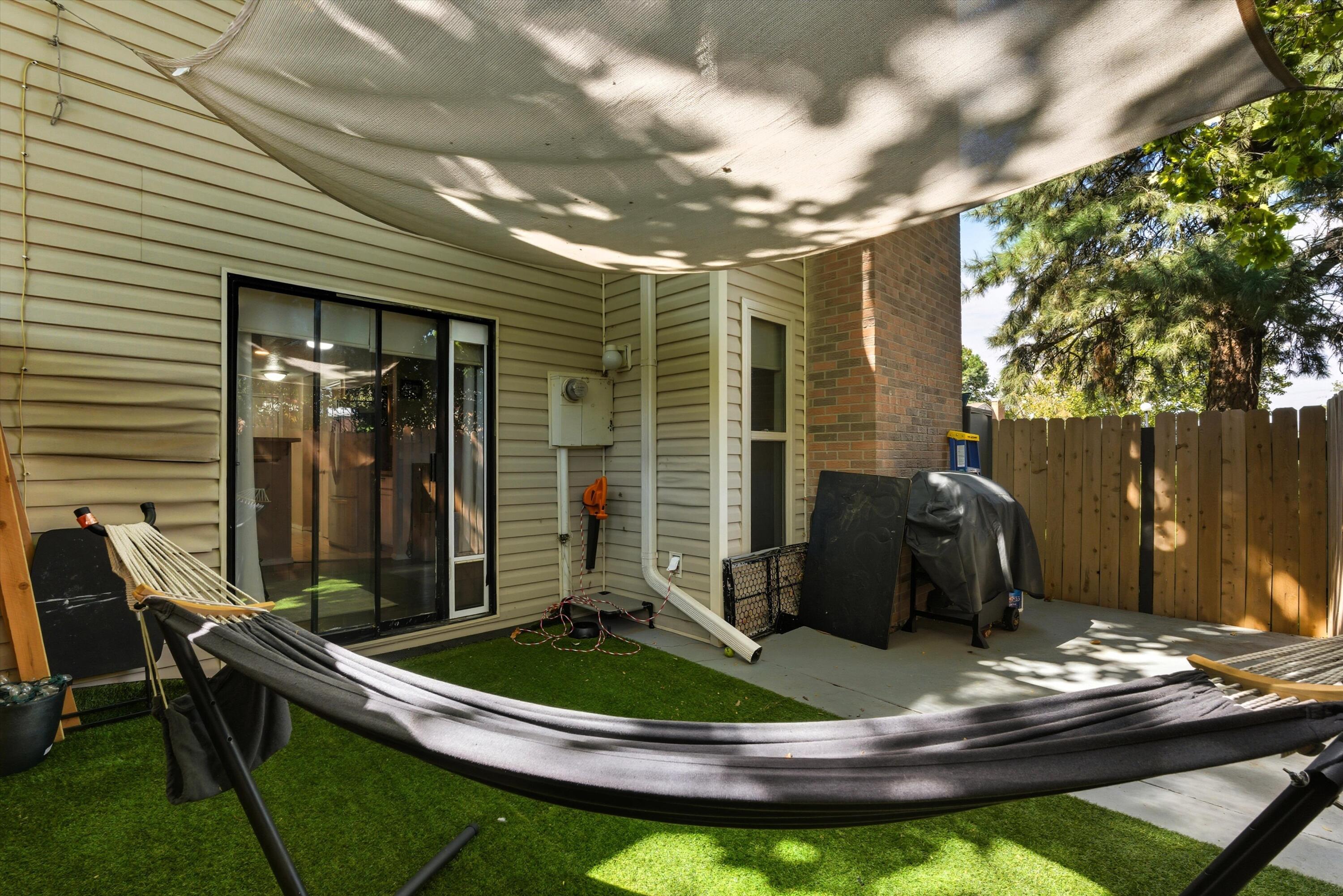 32 LAKESHORE Drive NE