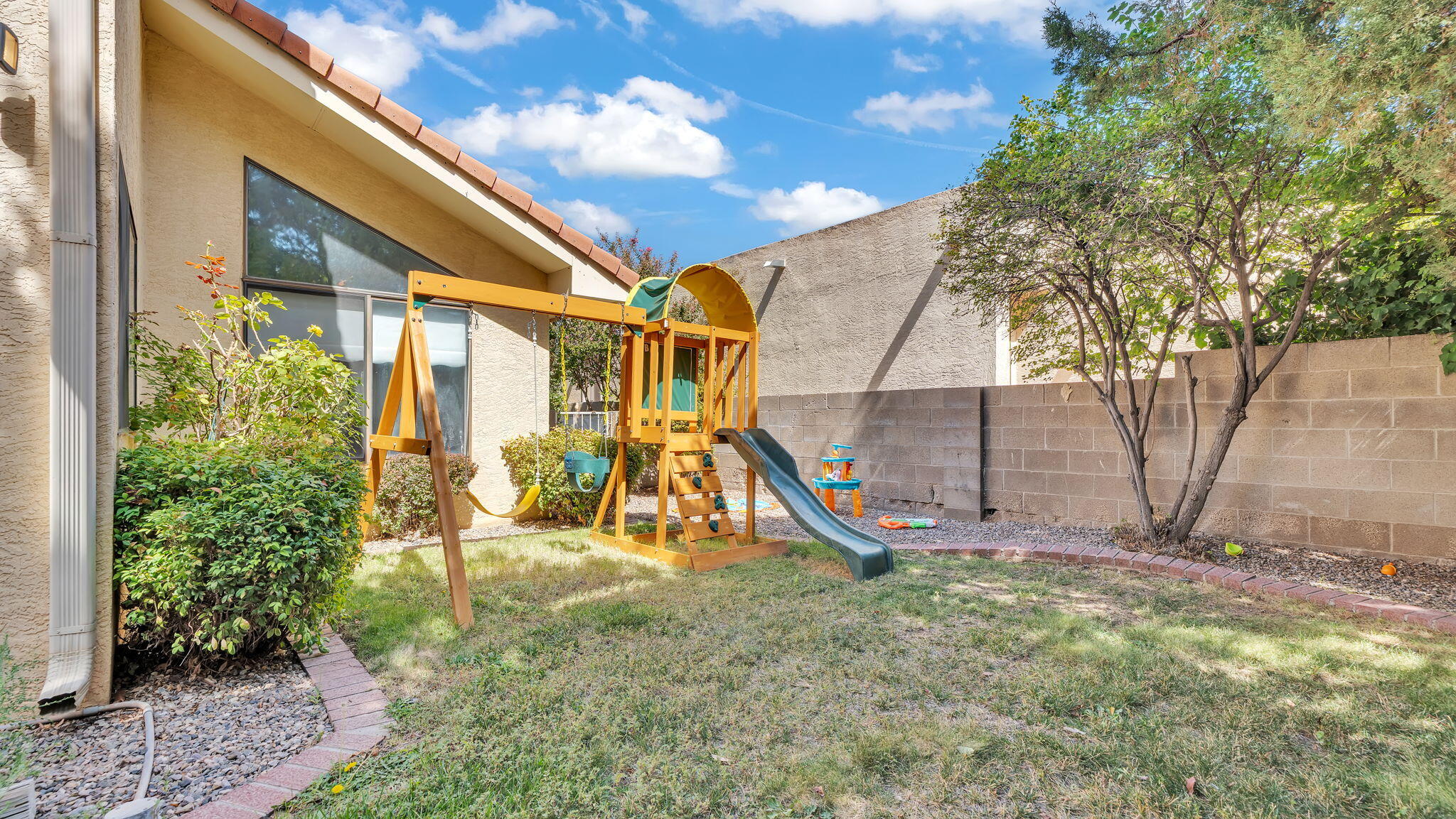 8720 MADRE Avenue NE