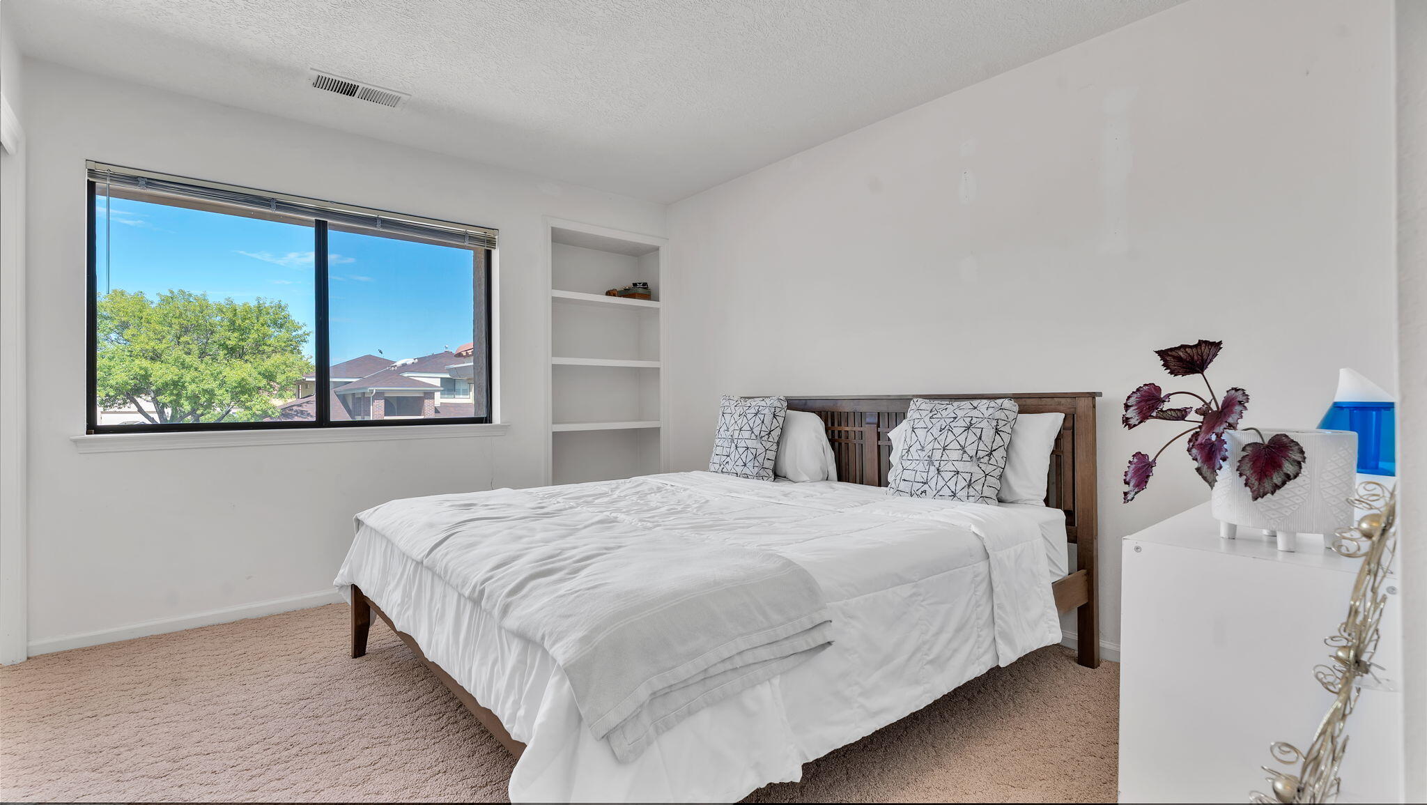 8720 MADRE Avenue NE