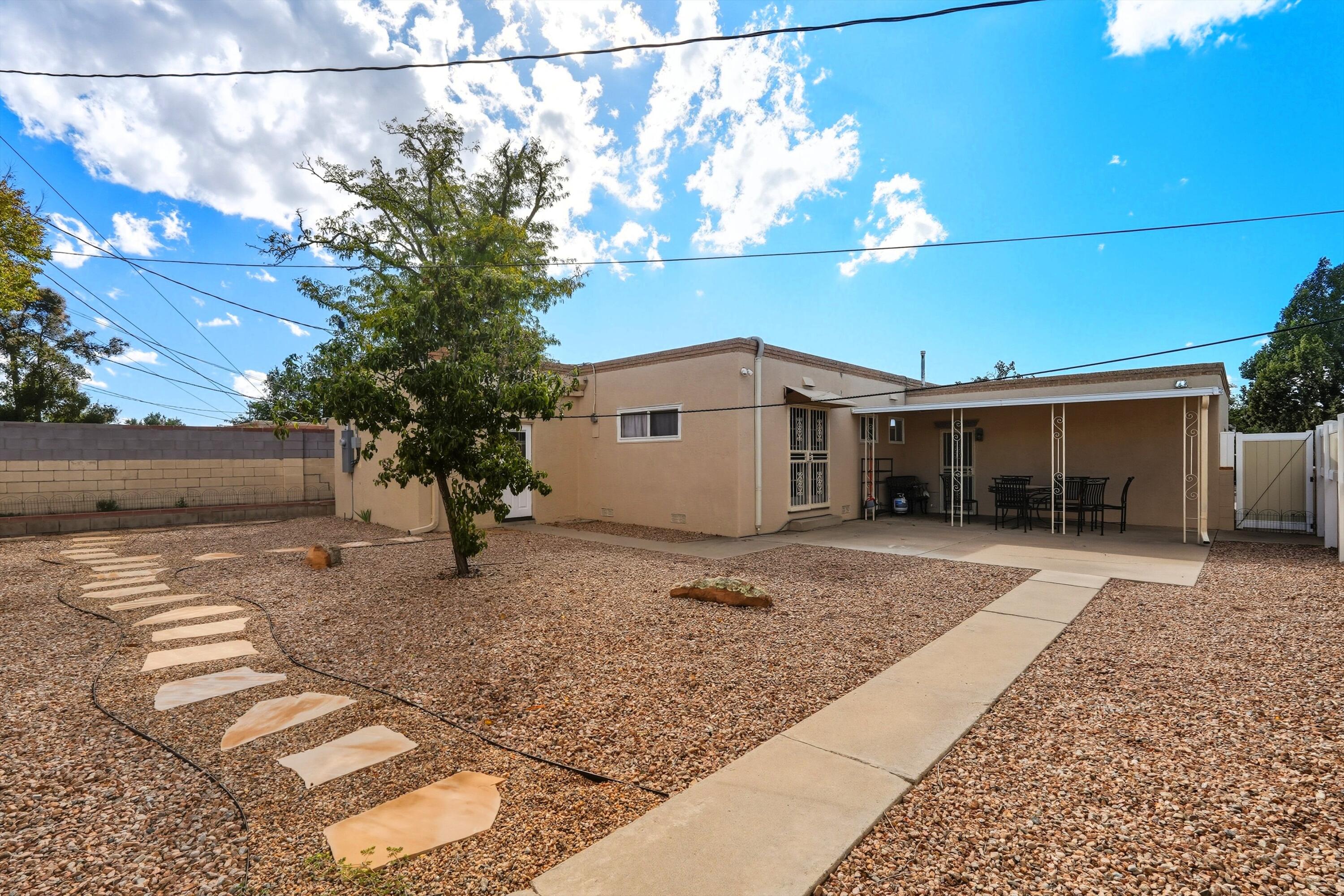 932 Manzano Street NE