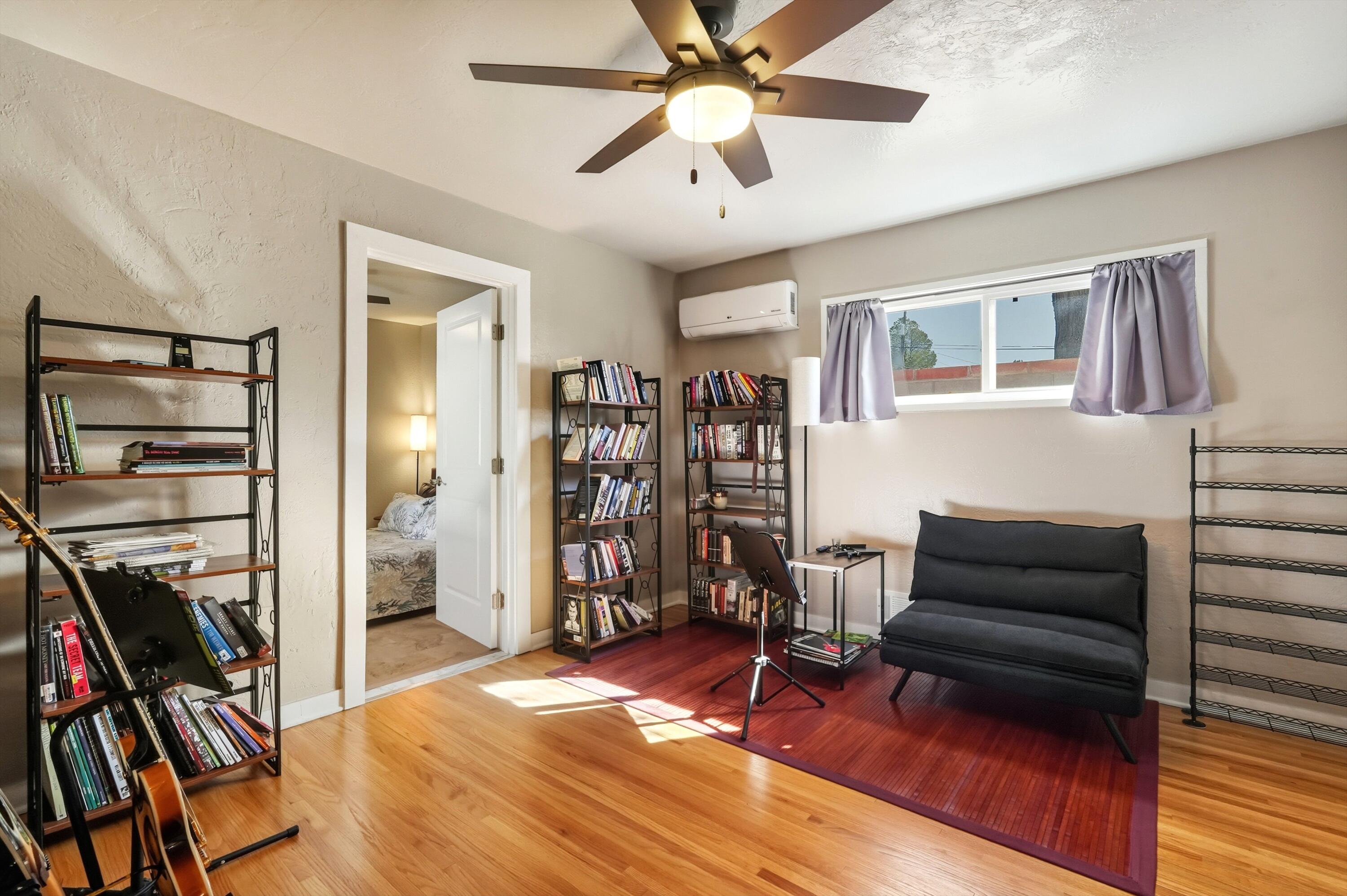 932 Manzano Street NE