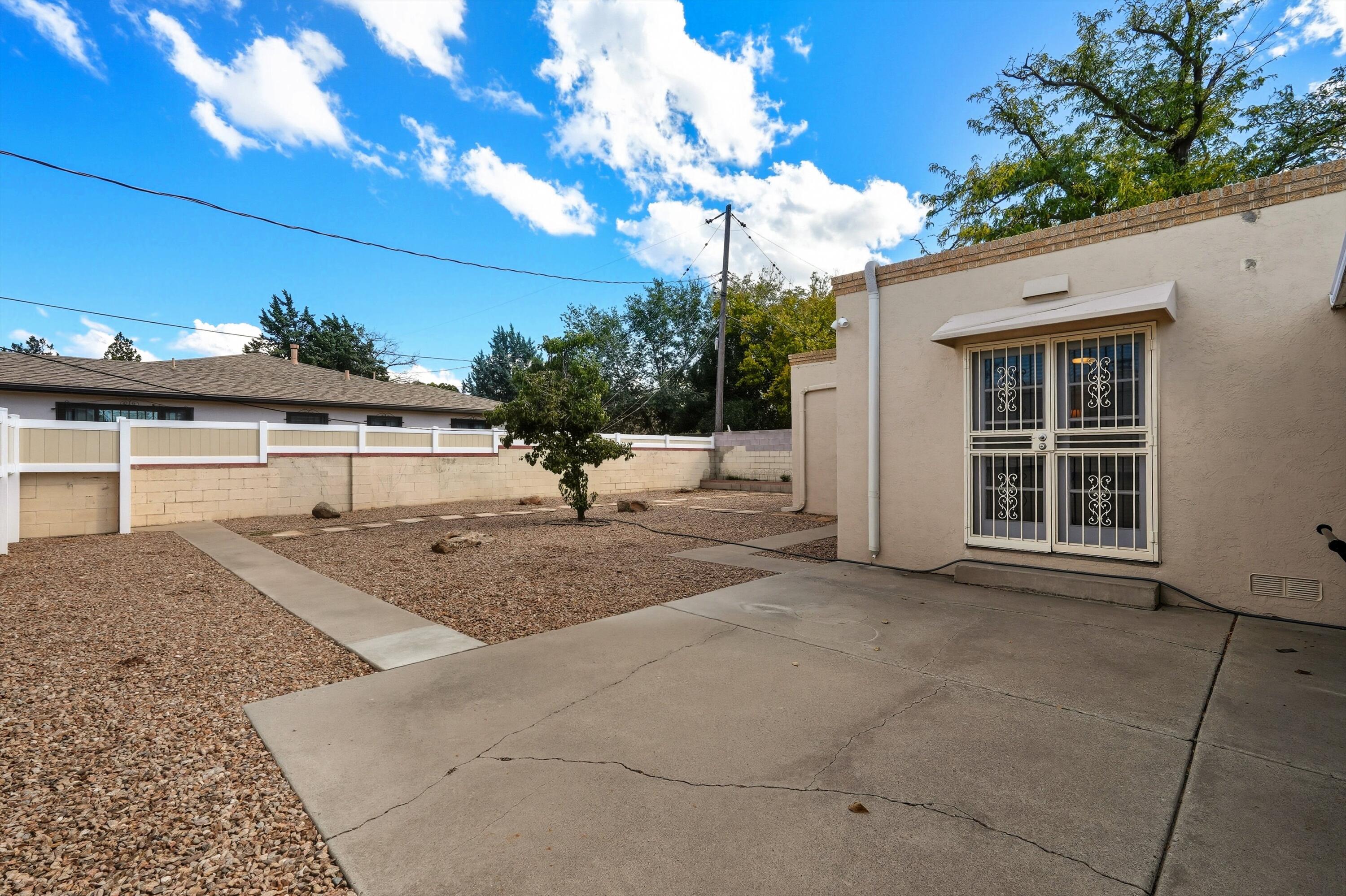 932 Manzano Street NE