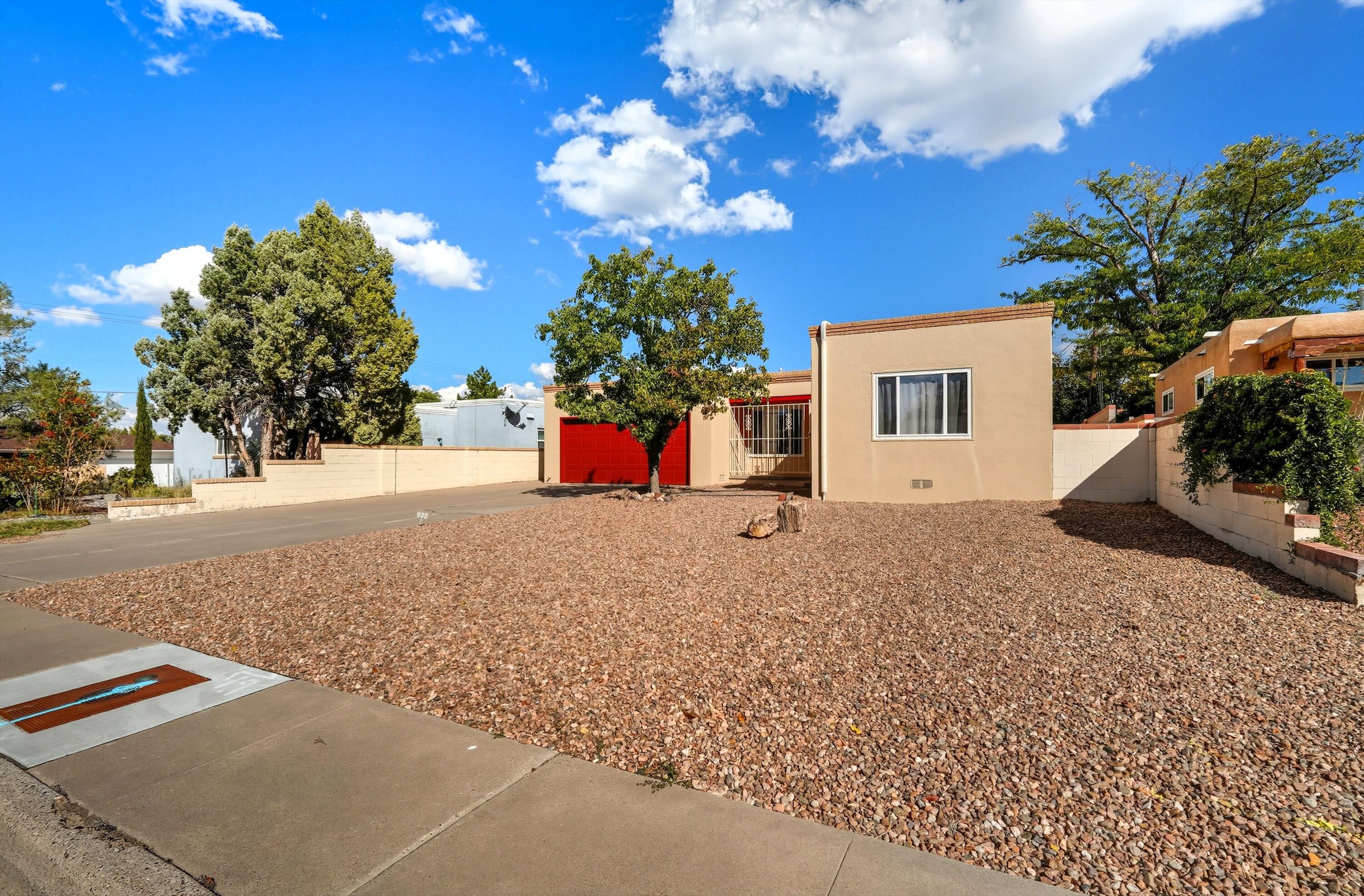 932 Manzano Street NE