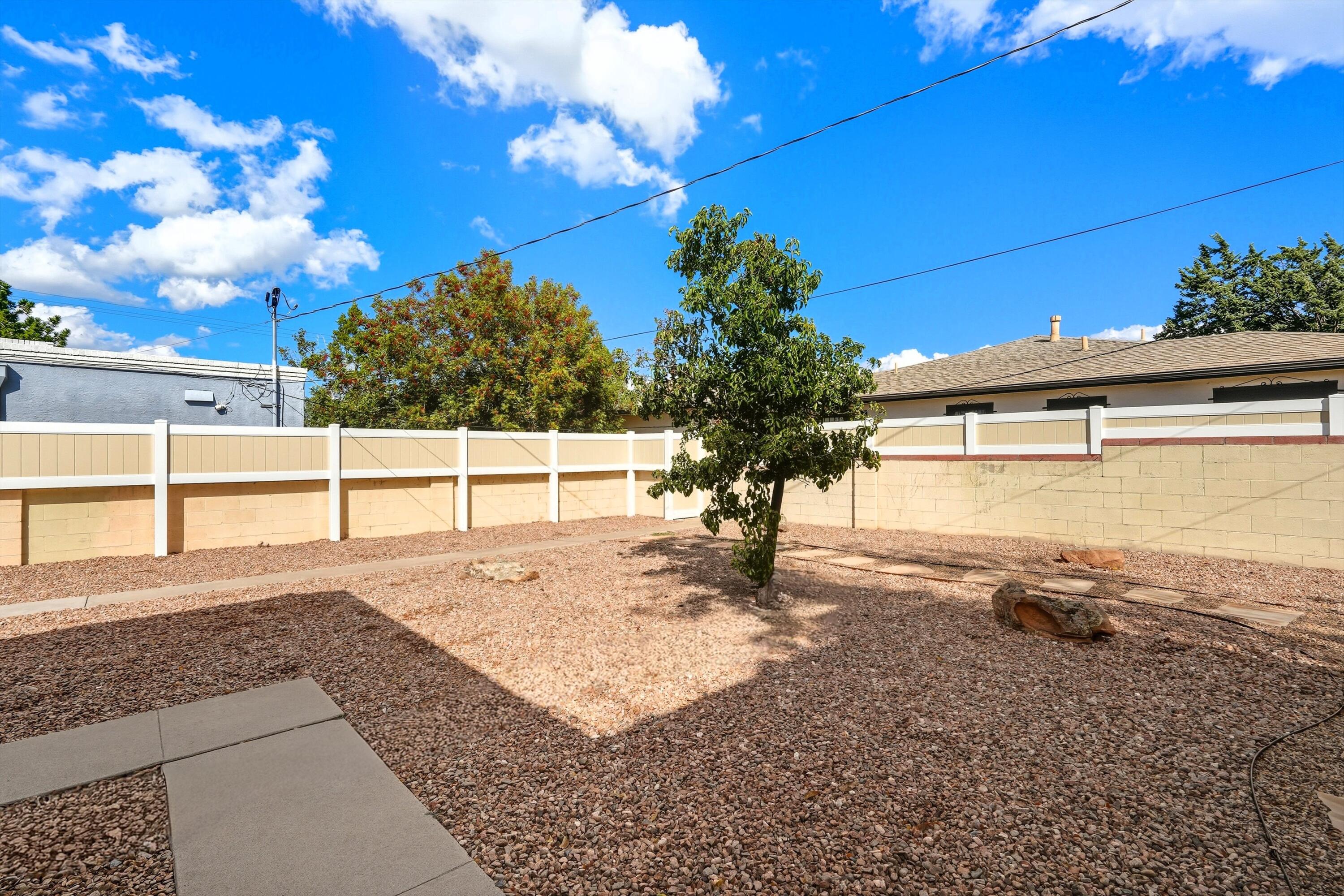 932 Manzano Street NE