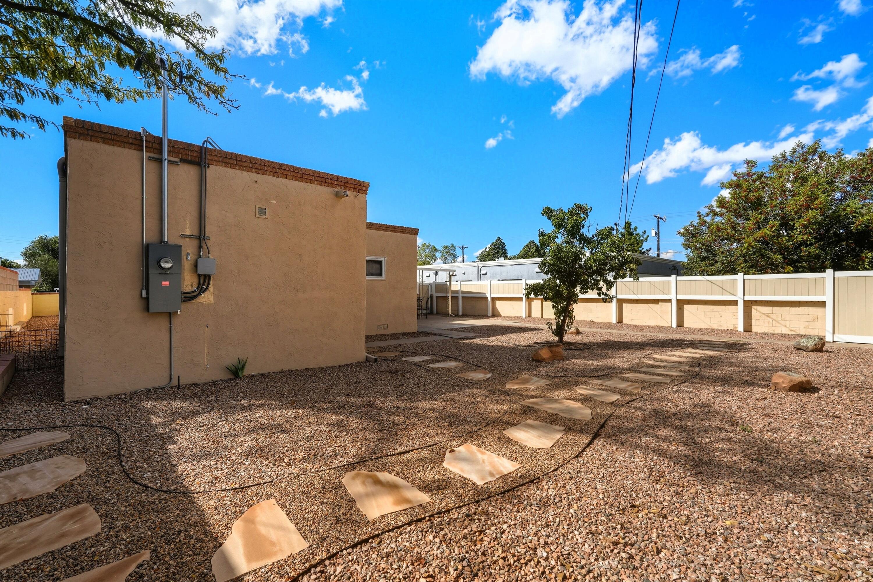 932 Manzano Street NE