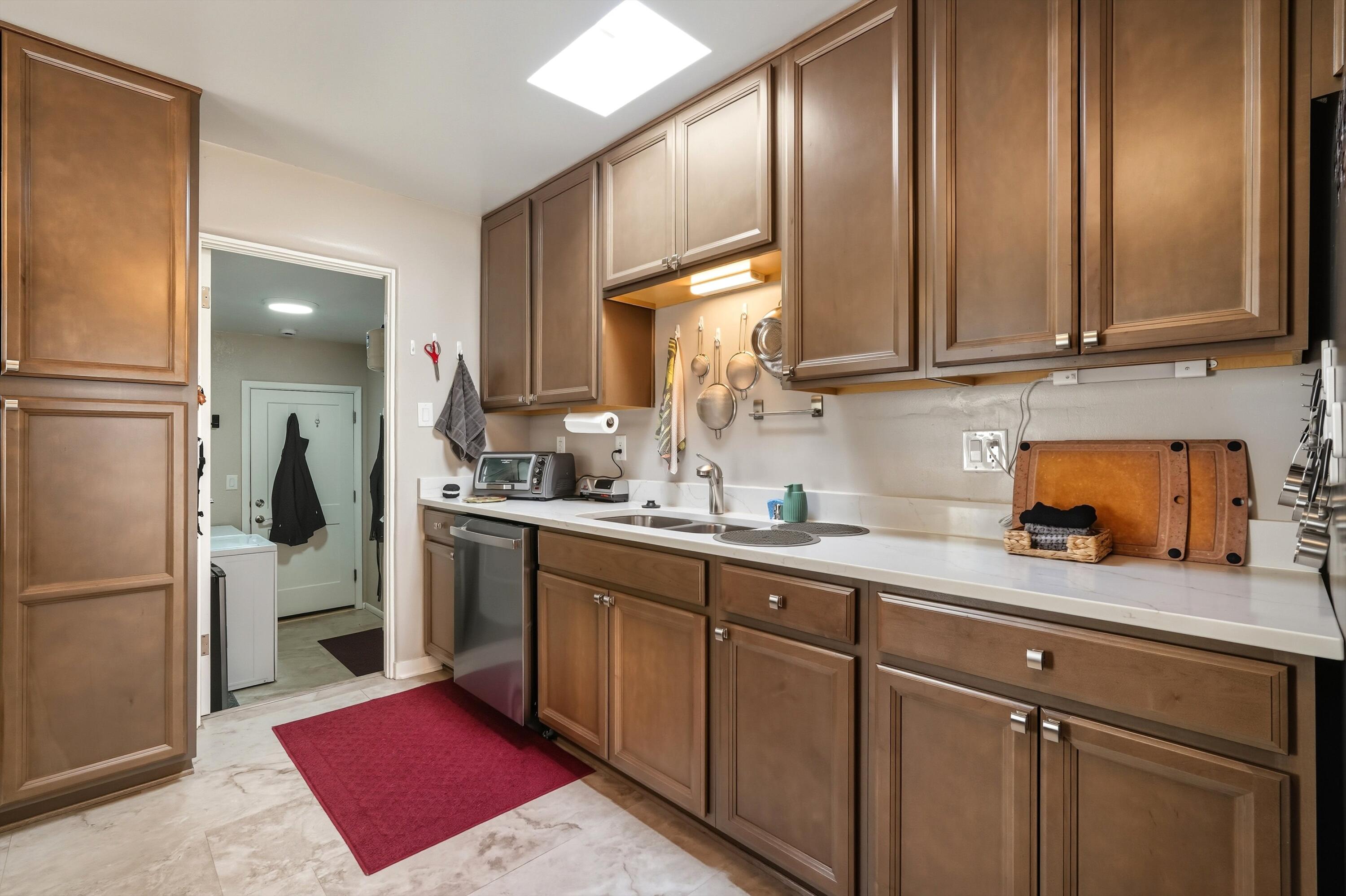 932 Manzano Street NE