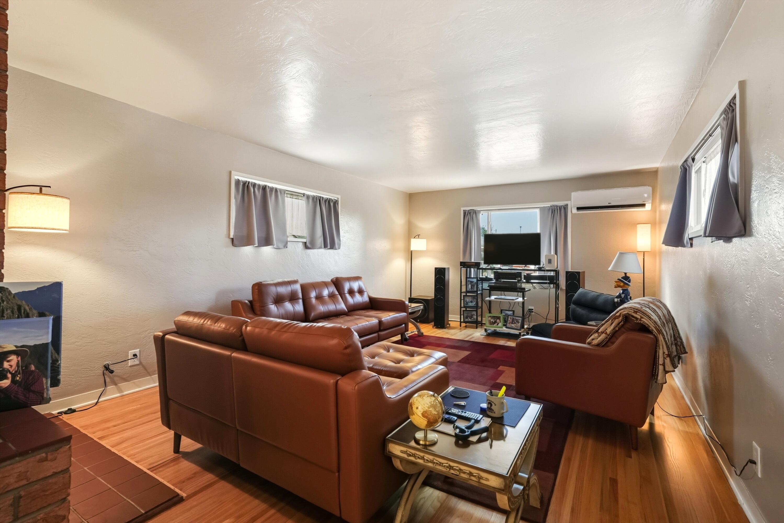 932 Manzano Street NE