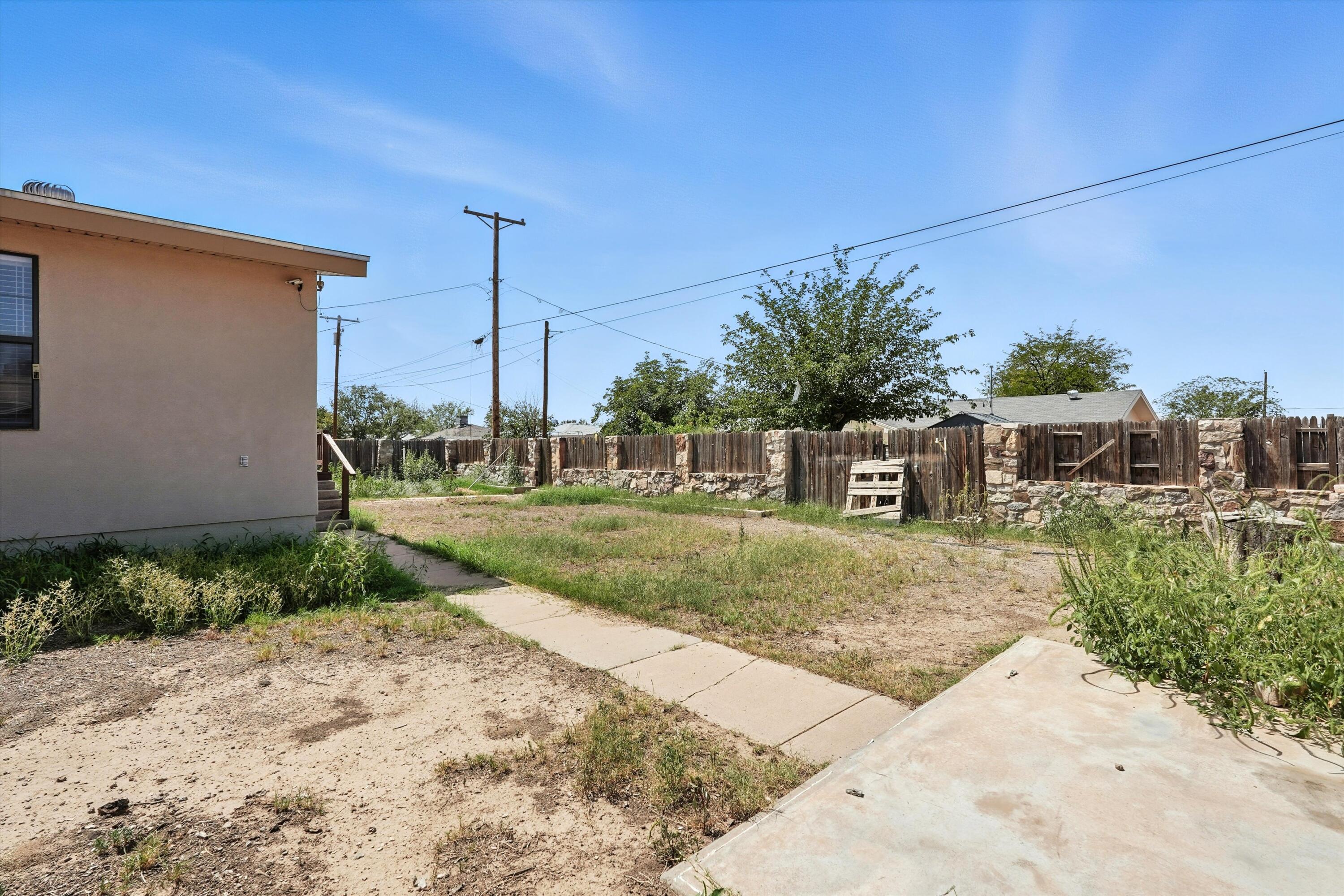 909 CEDAR Avenue
