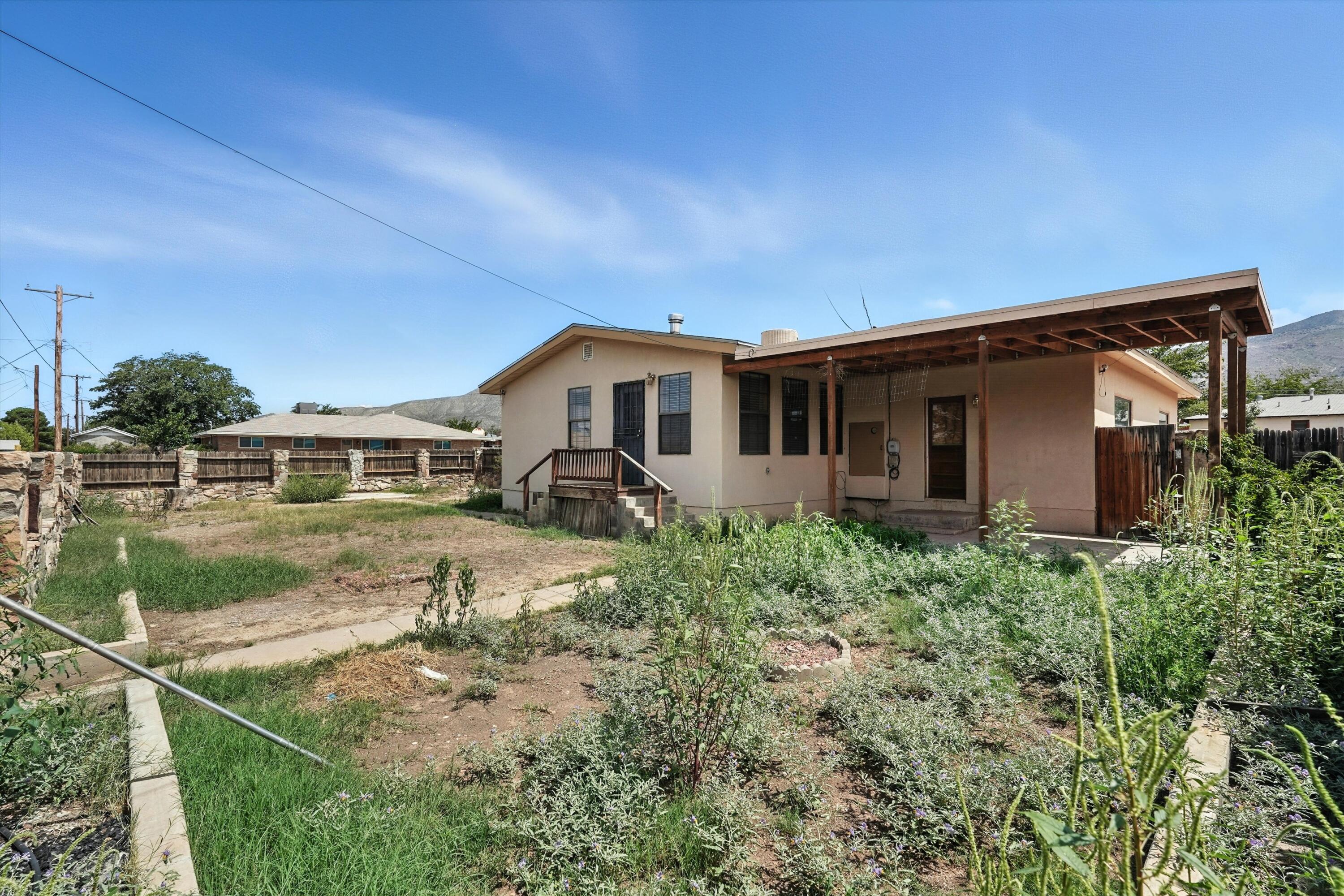909 CEDAR Avenue
