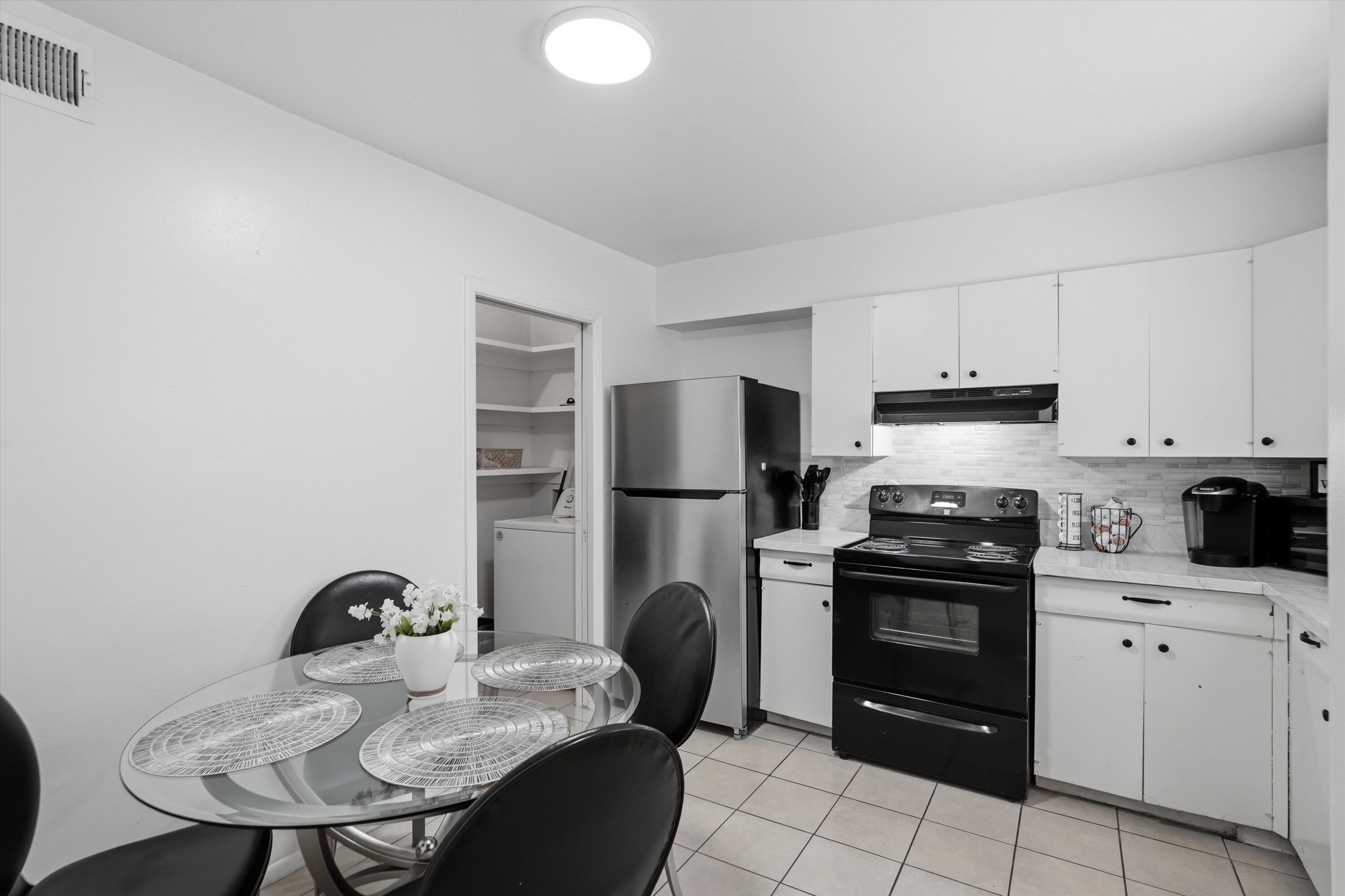 521 Palomas Drive SE