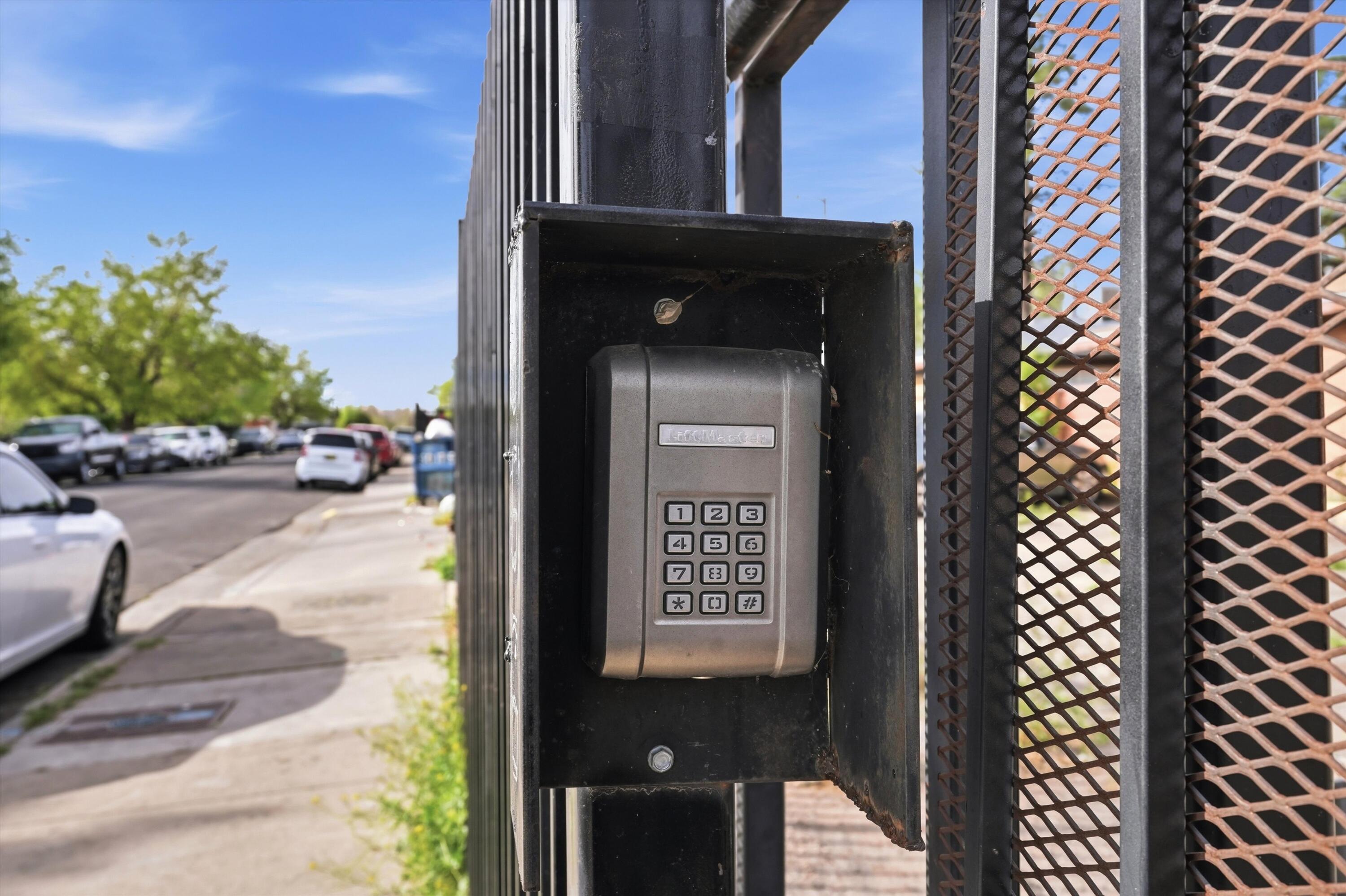 521 Palomas Drive SE