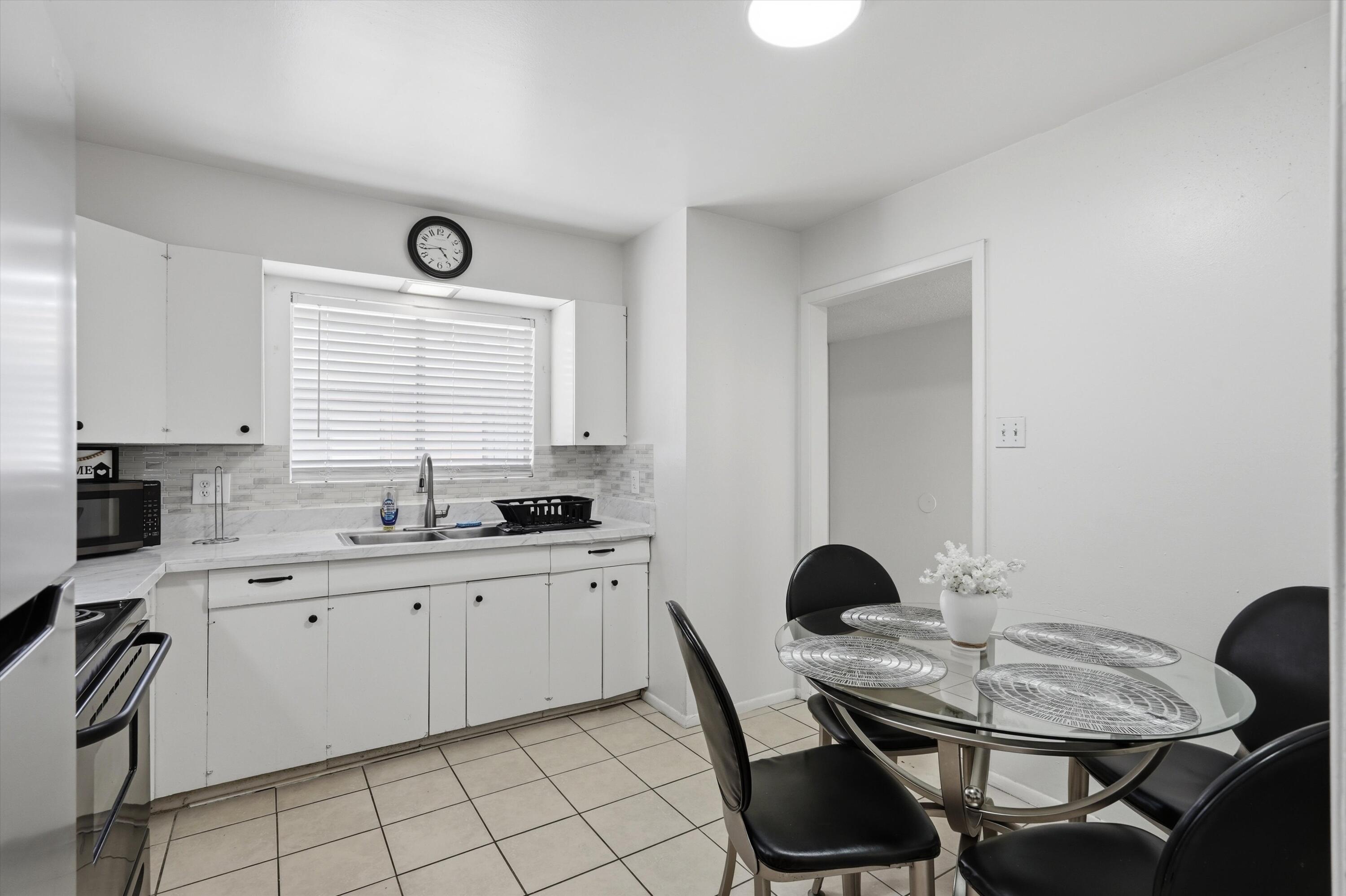 521 Palomas Drive SE