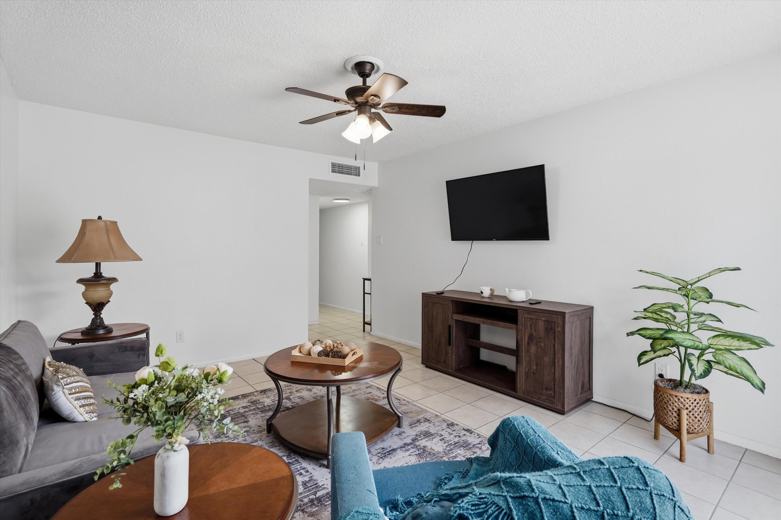 521 Palomas Drive SE