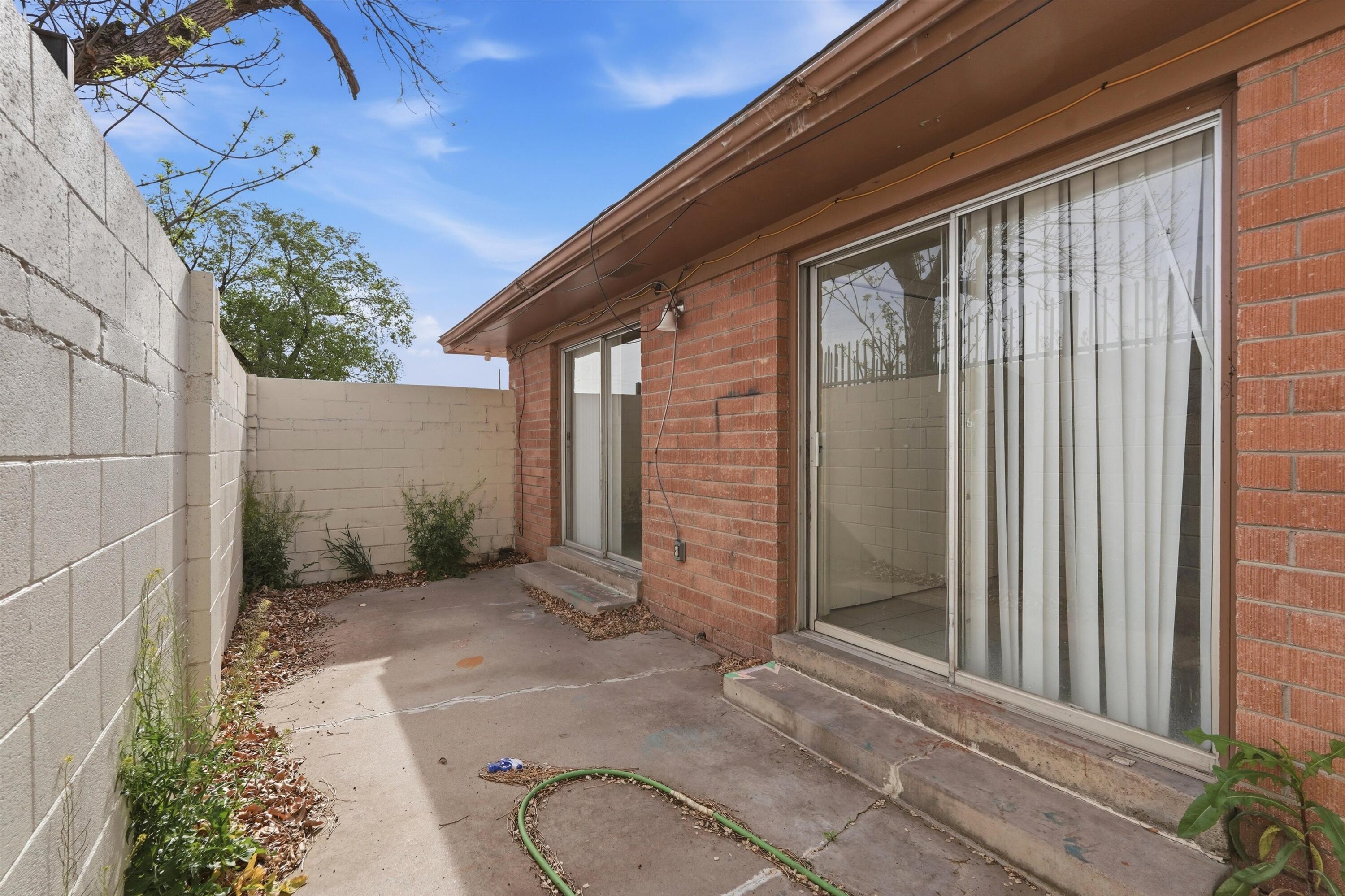 521 Palomas Drive SE