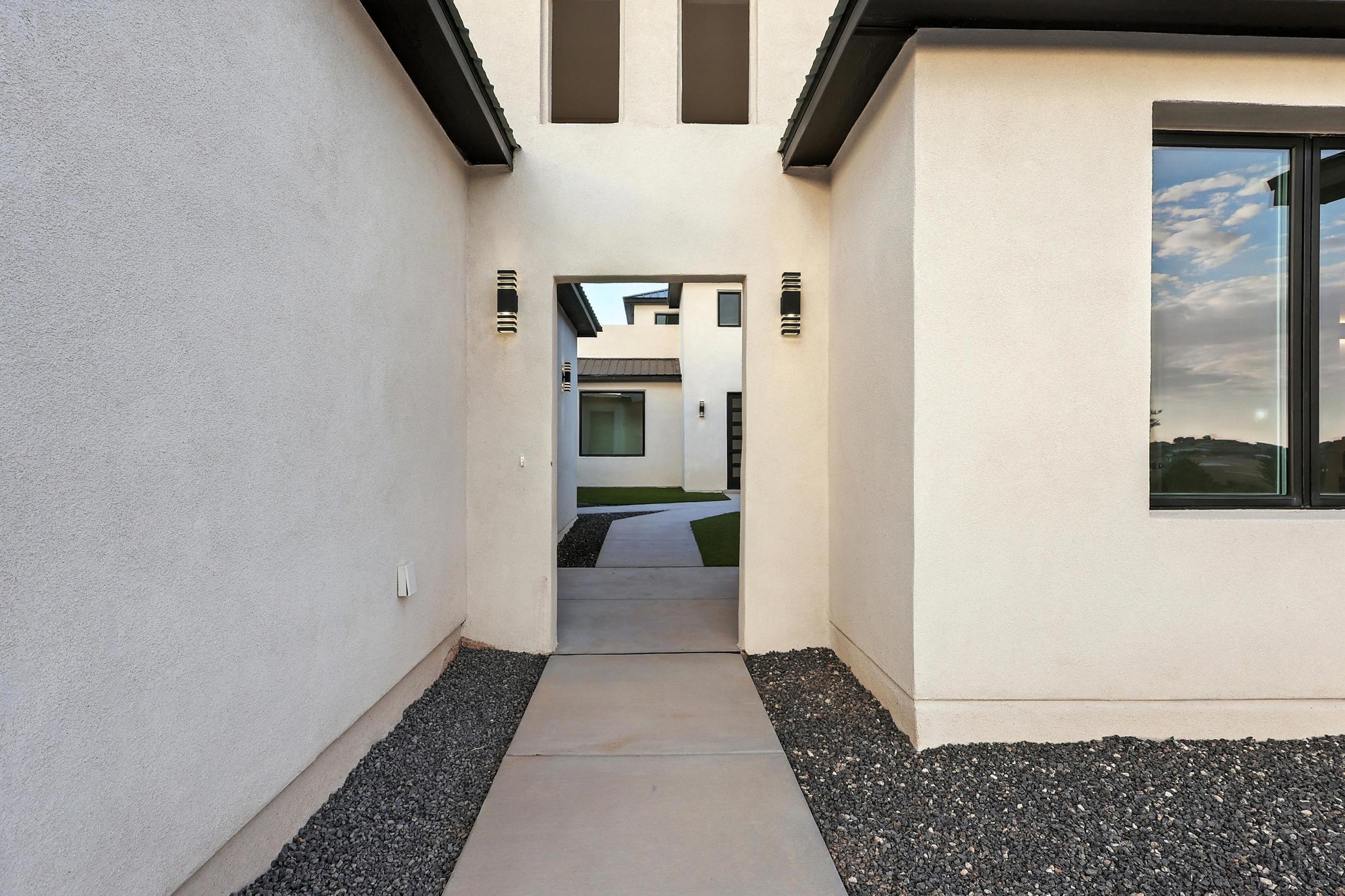 2016 Contreras Road NE