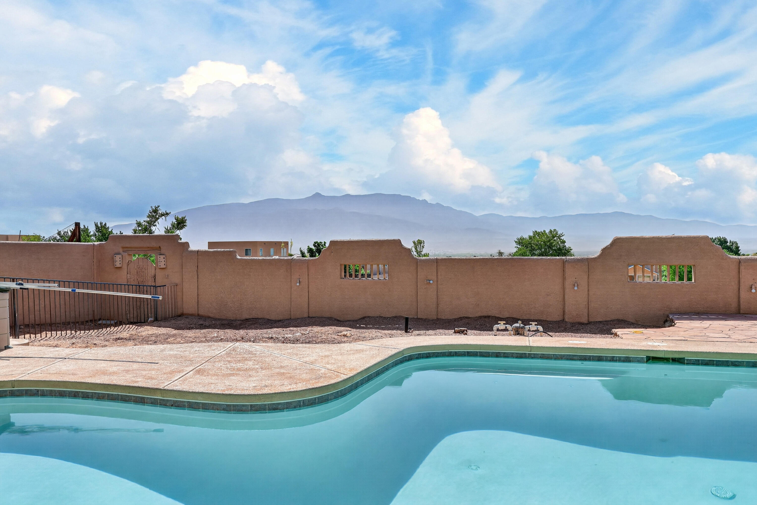 816 Acapulco Road NE