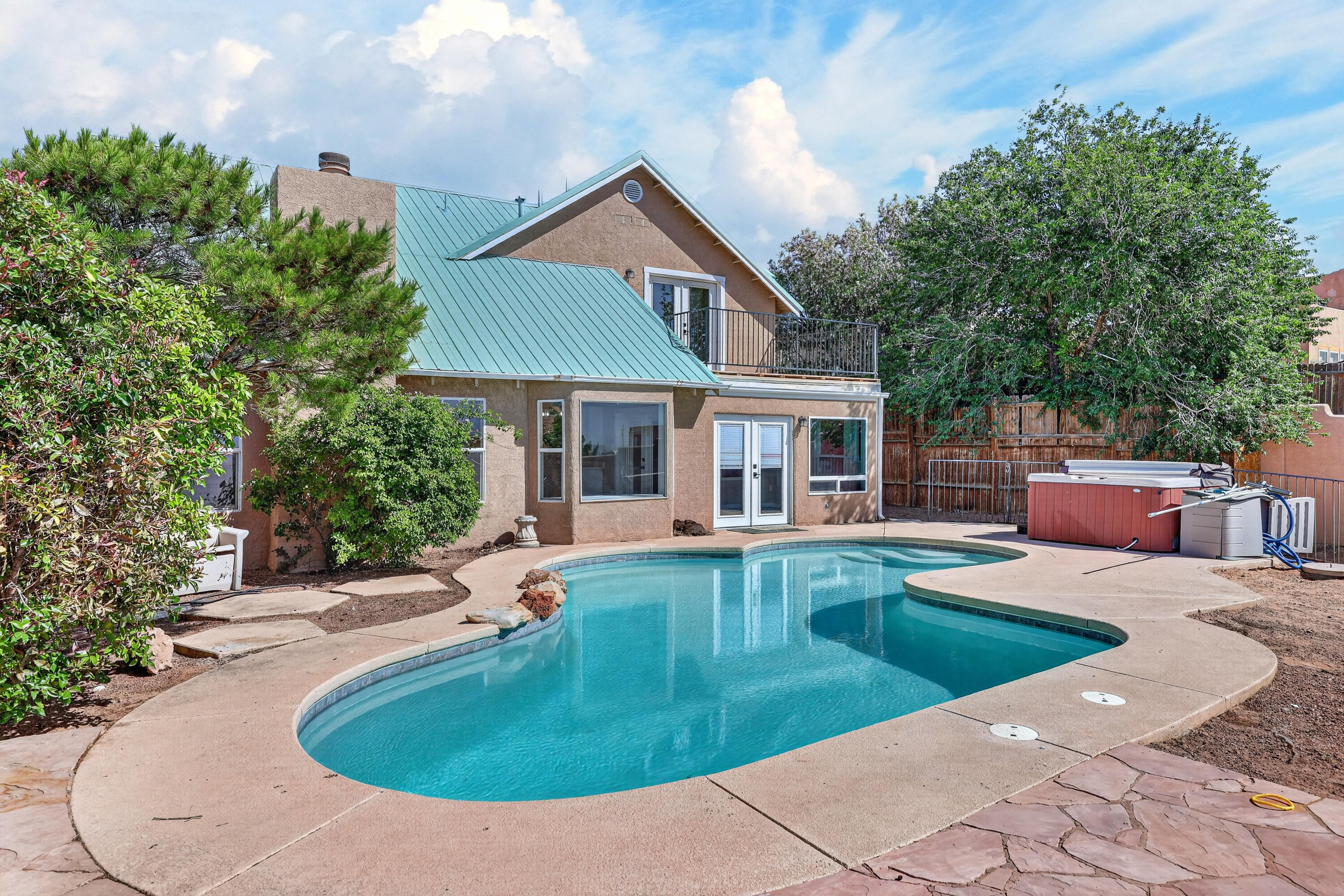 816 Acapulco Road NE