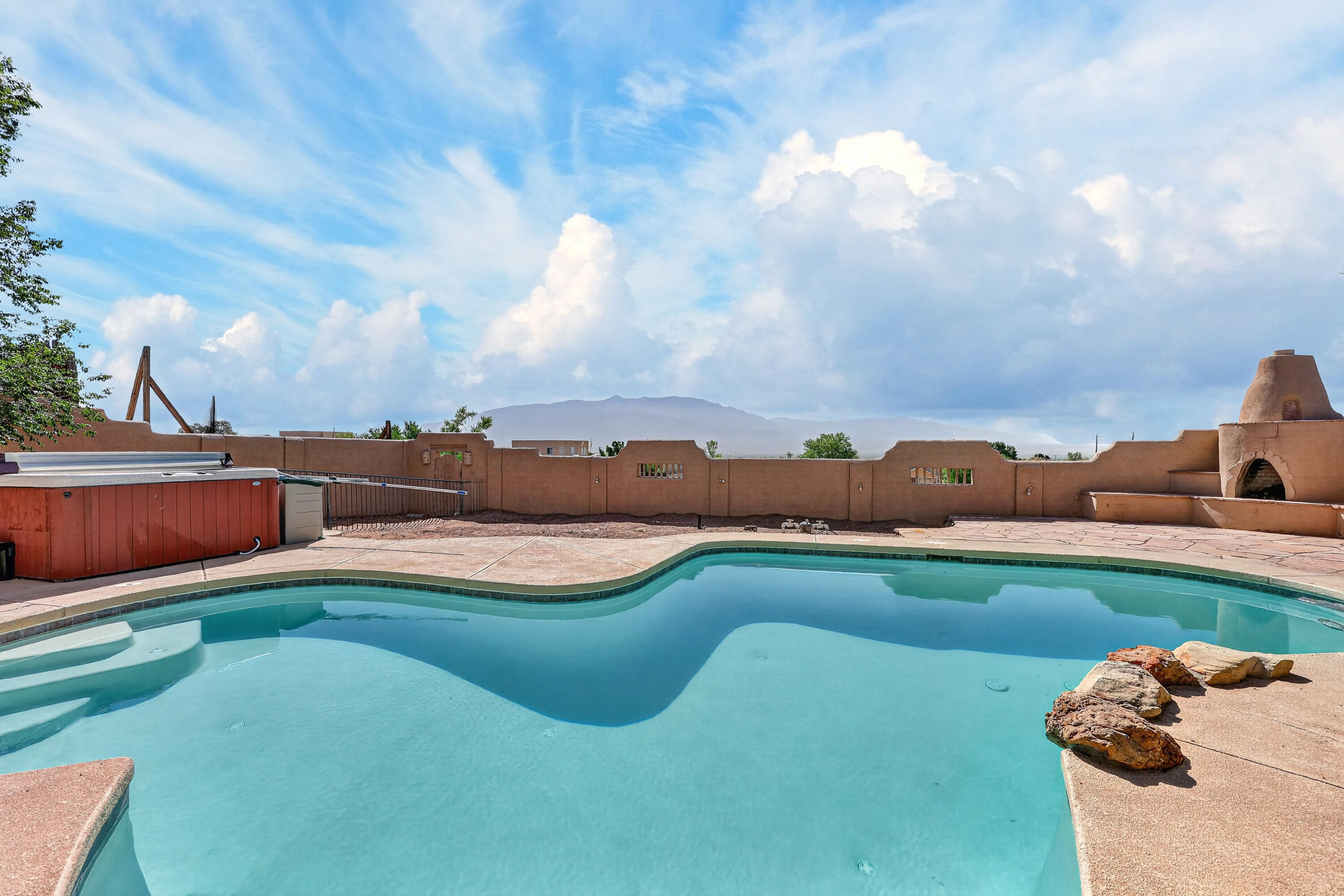 816 Acapulco Road NE