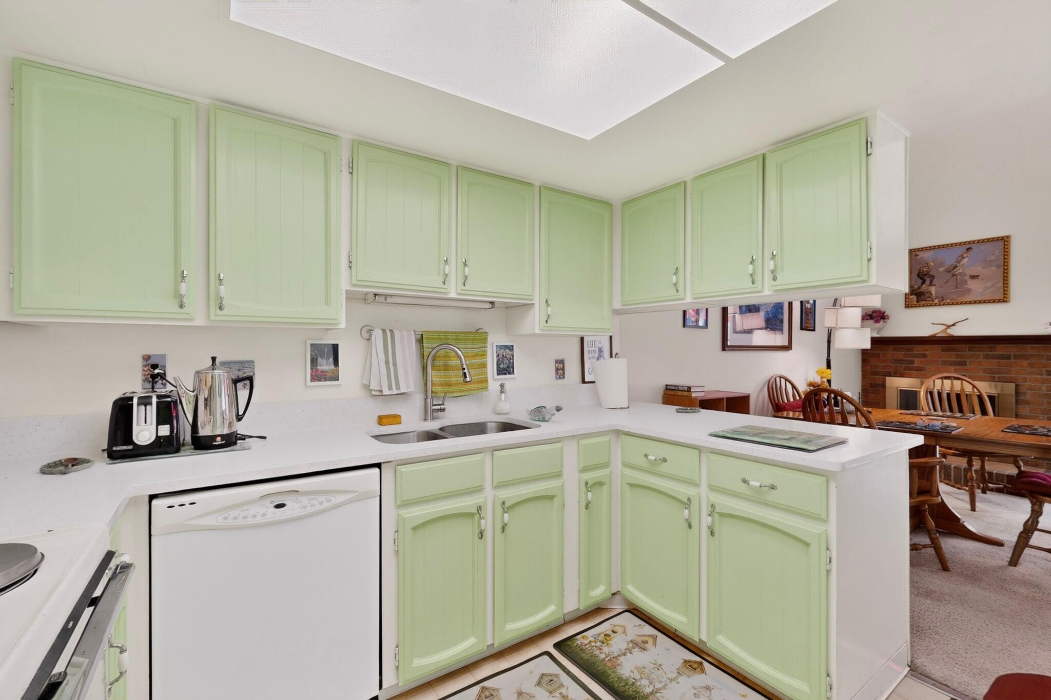 28 Westlake Drive NE