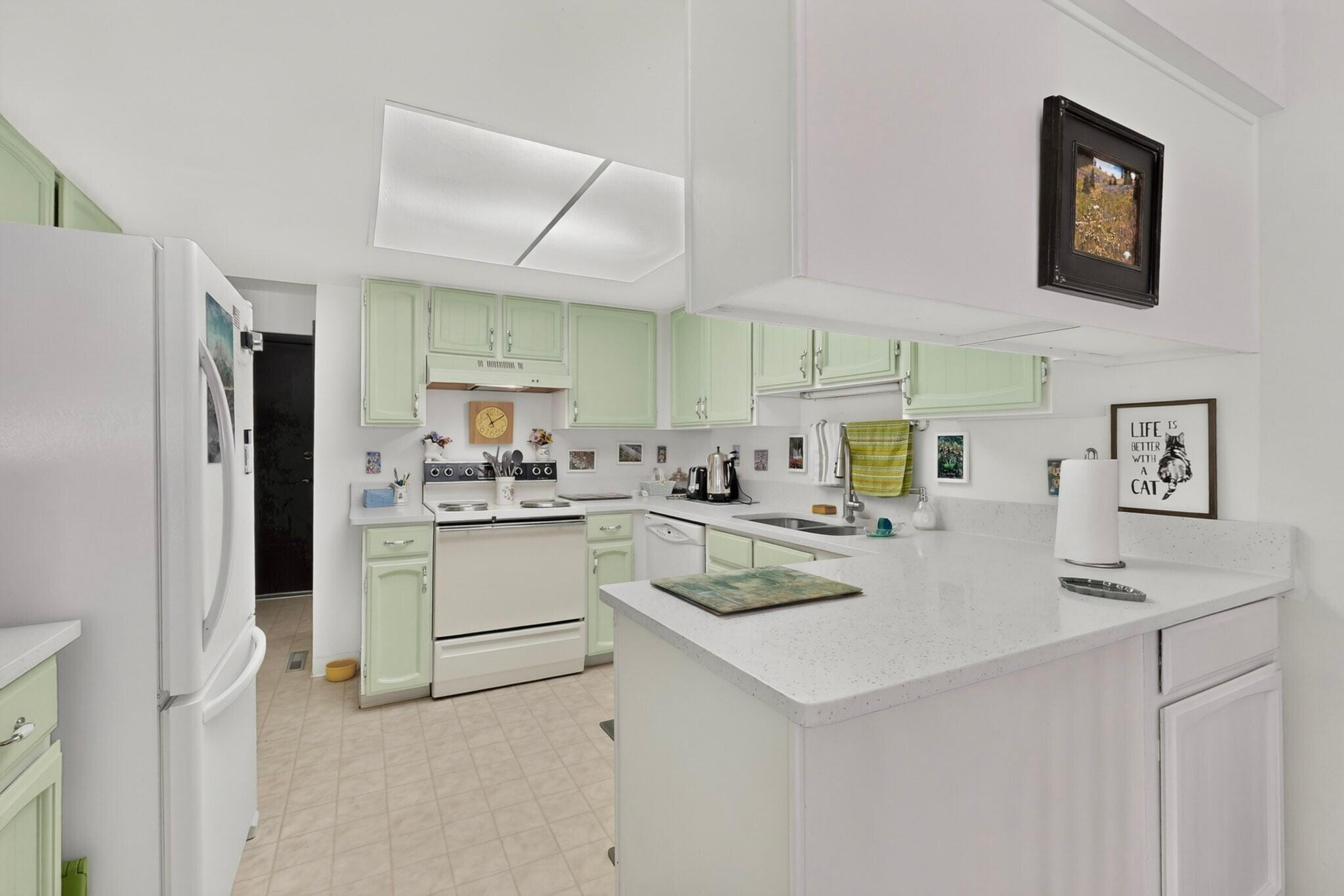 28 Westlake Drive NE