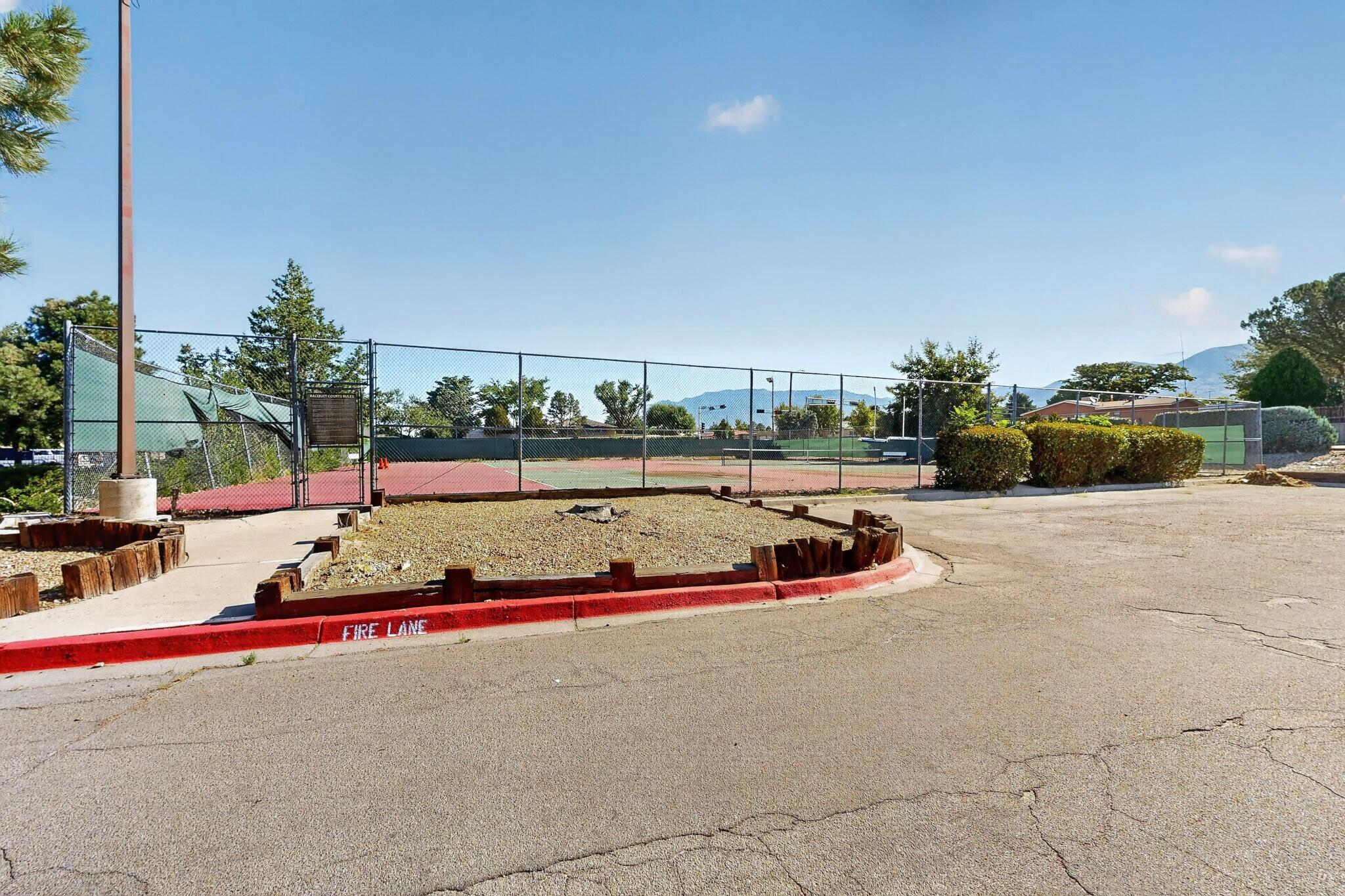 28 Westlake Drive NE