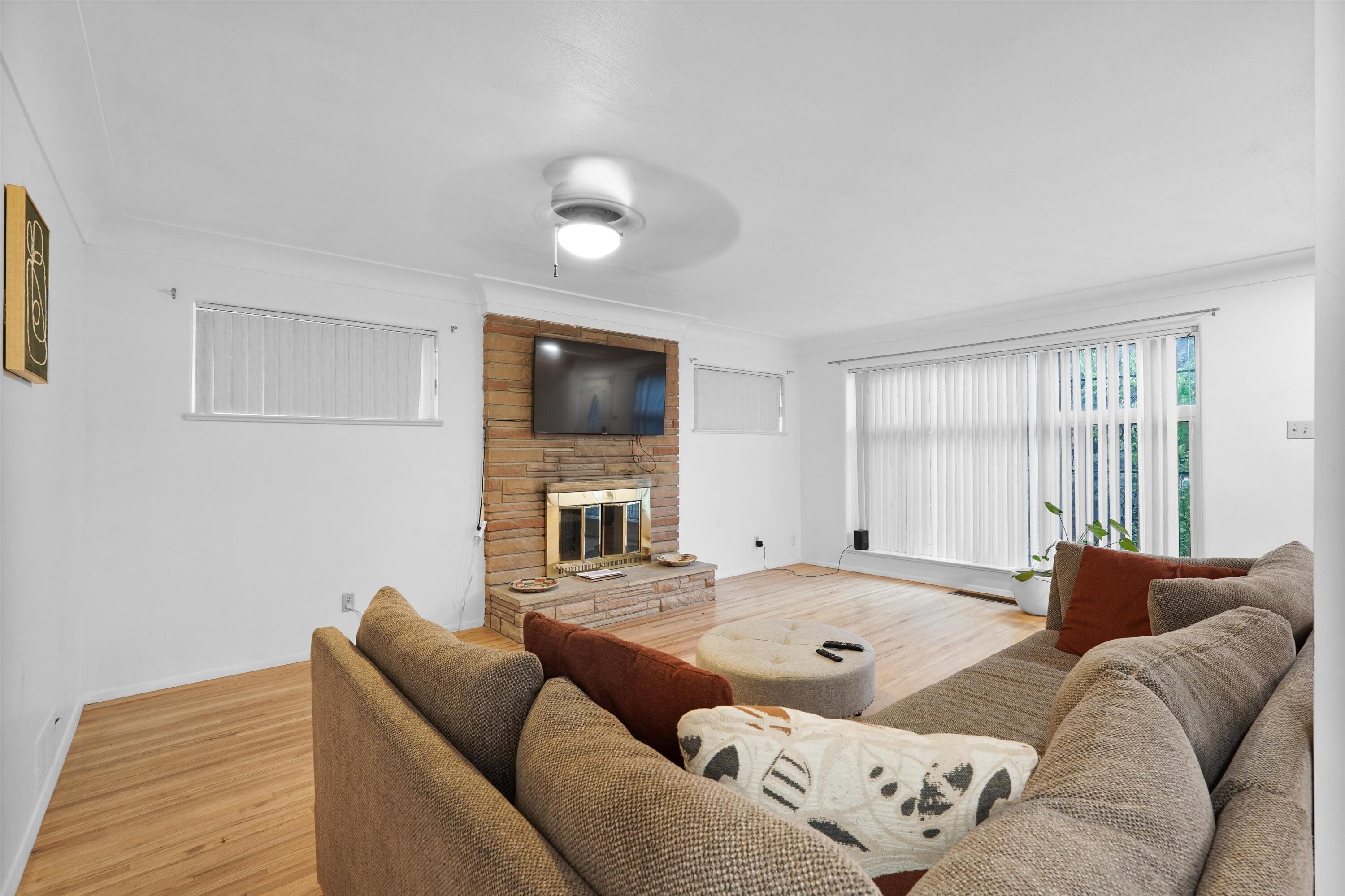 400 Sierra Drive SE