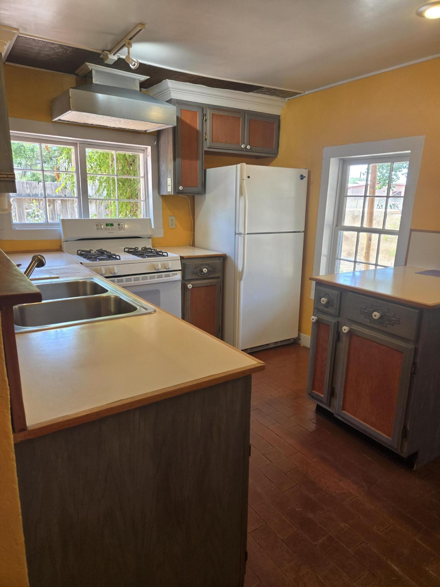 28 Fermin Chavez Road