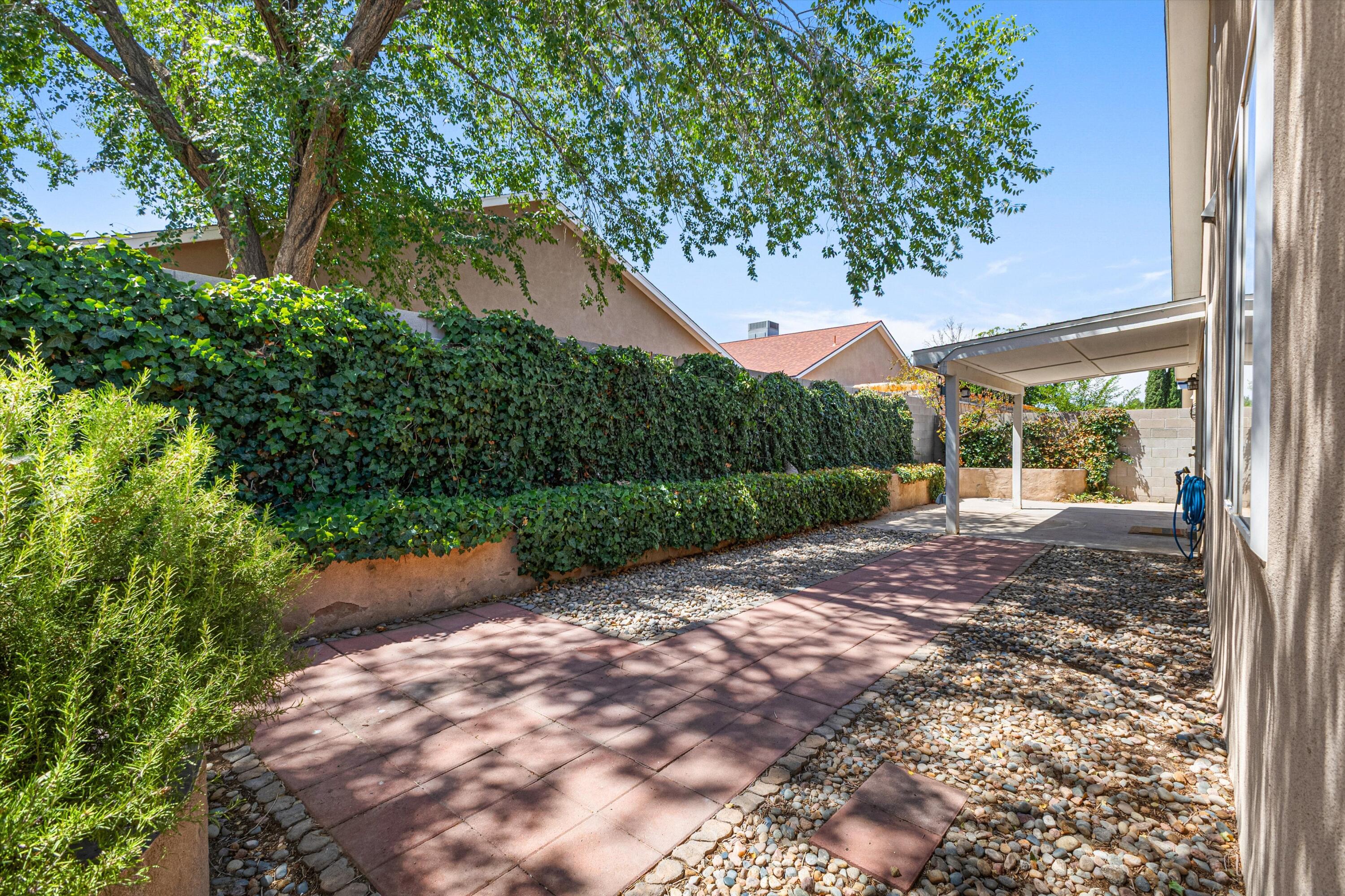 5752 Pinon Flats Road NW