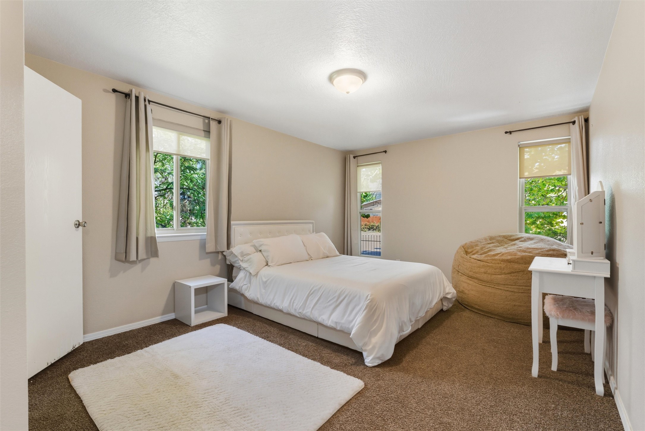 32 Lakeshore Drive NE