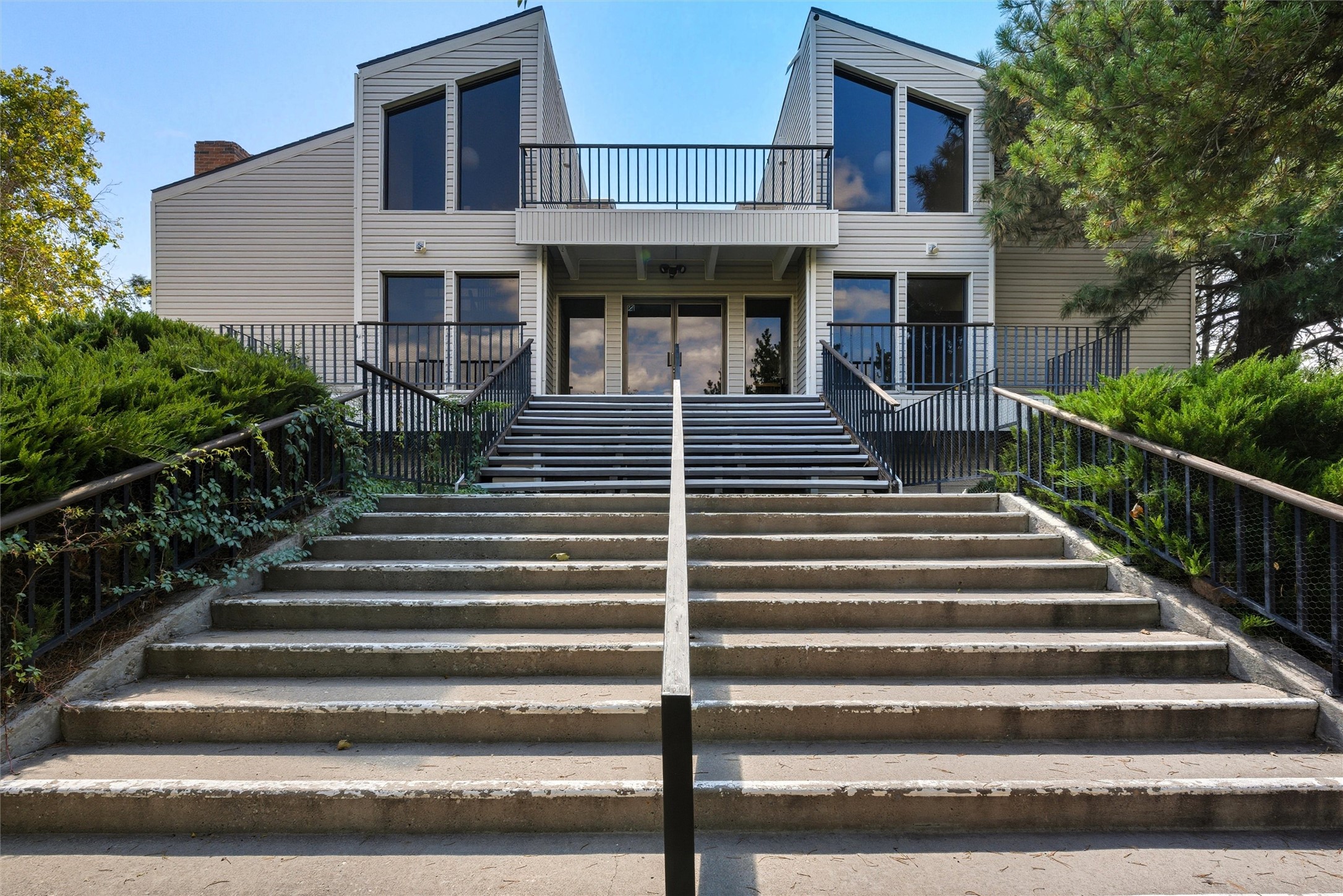 32 Lakeshore Drive NE