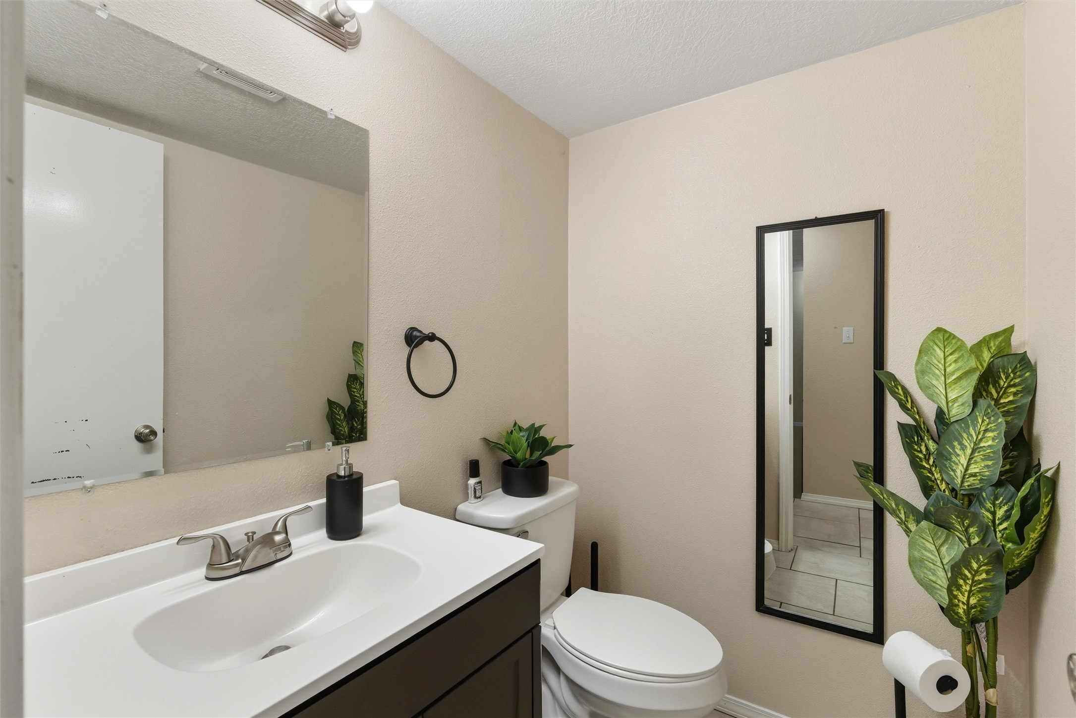 32 Lakeshore Drive NE