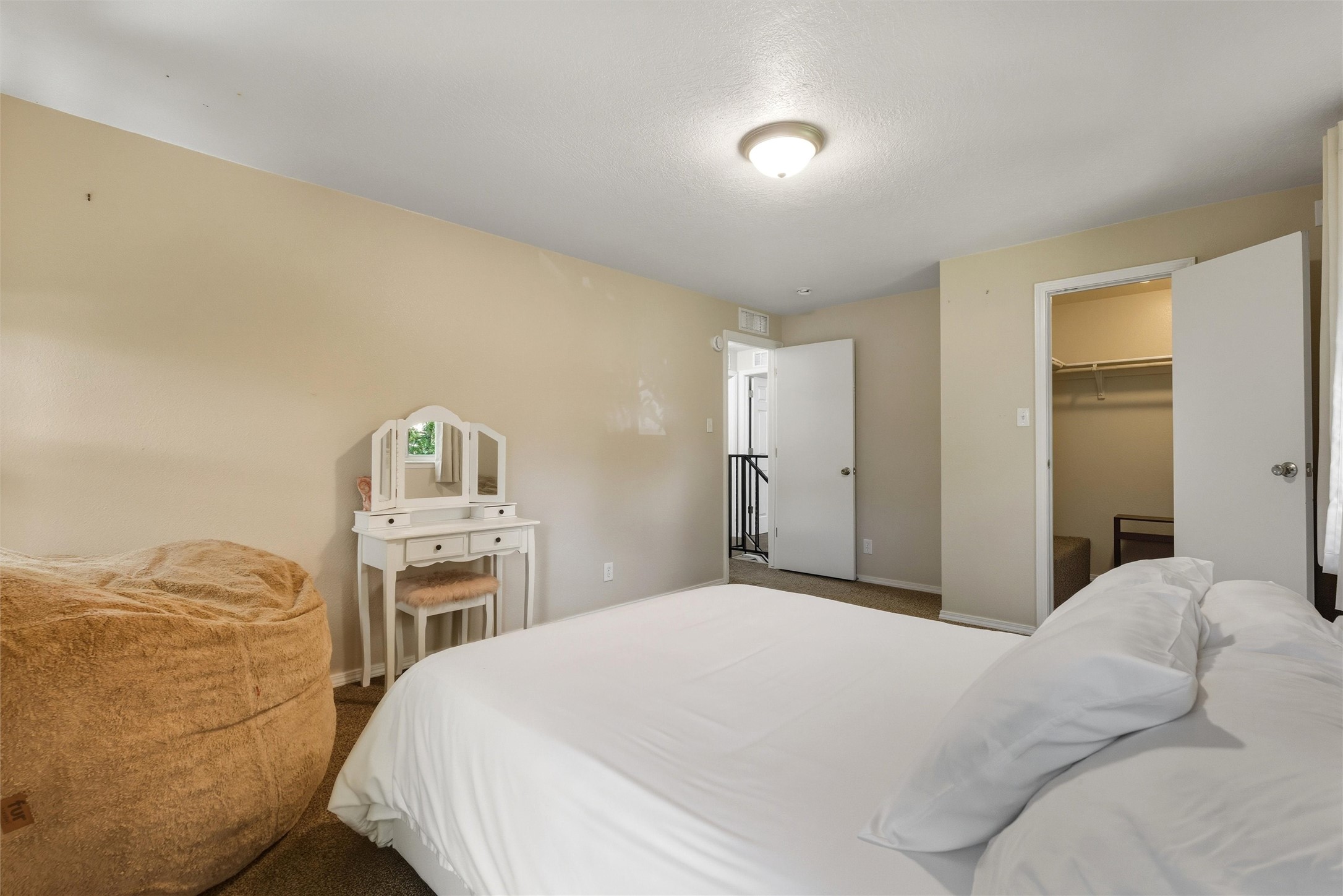 32 Lakeshore Drive NE