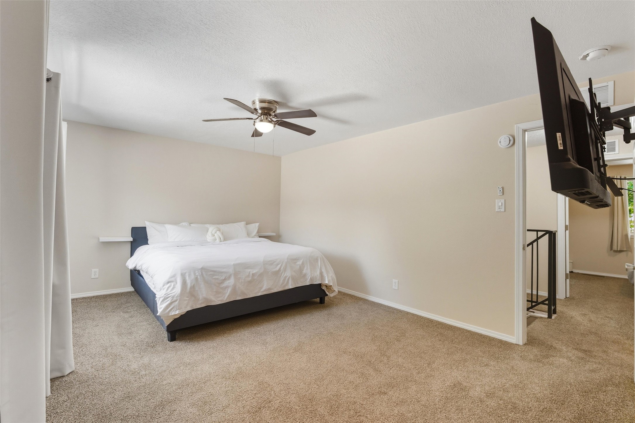 32 Lakeshore Drive NE