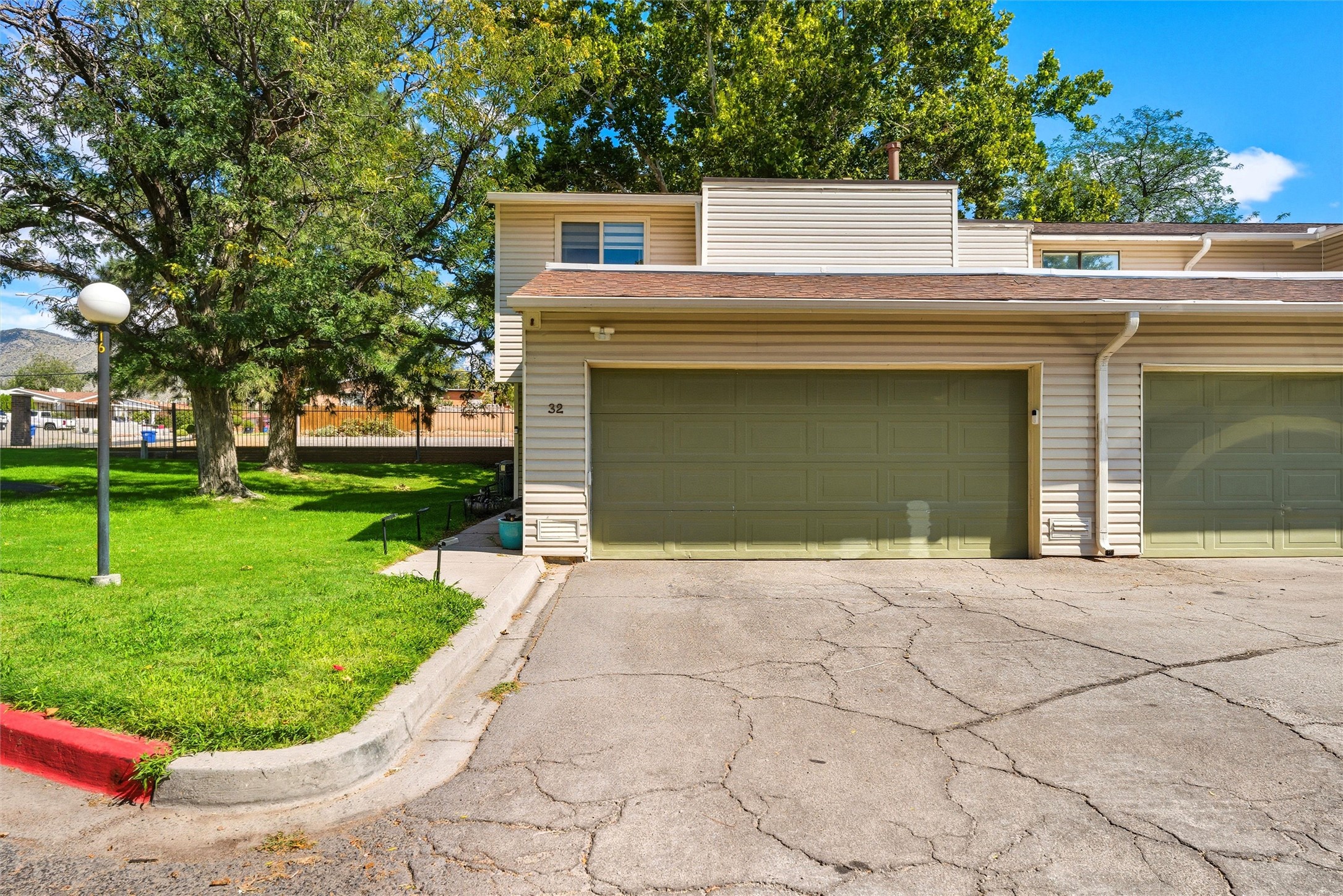 32 Lakeshore Drive NE