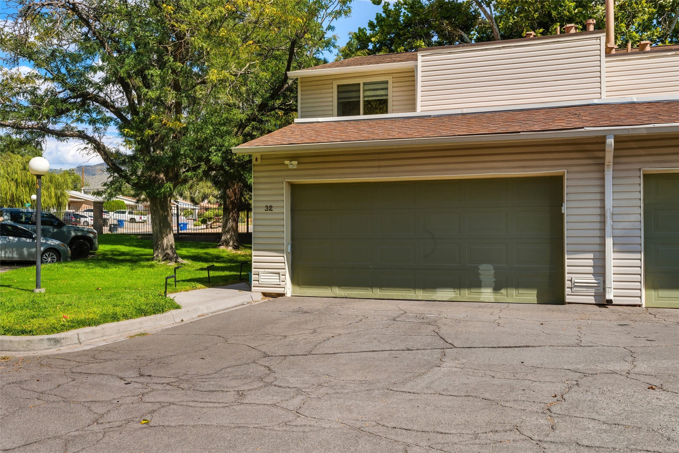 32 Lakeshore Drive NE