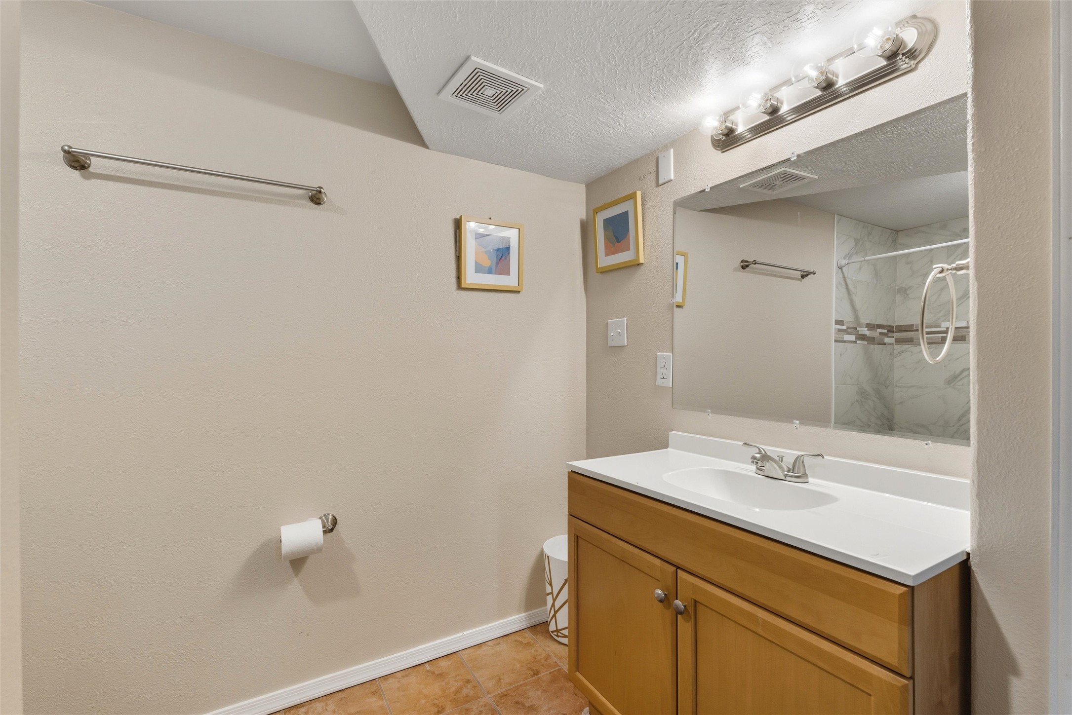 32 Lakeshore Drive NE