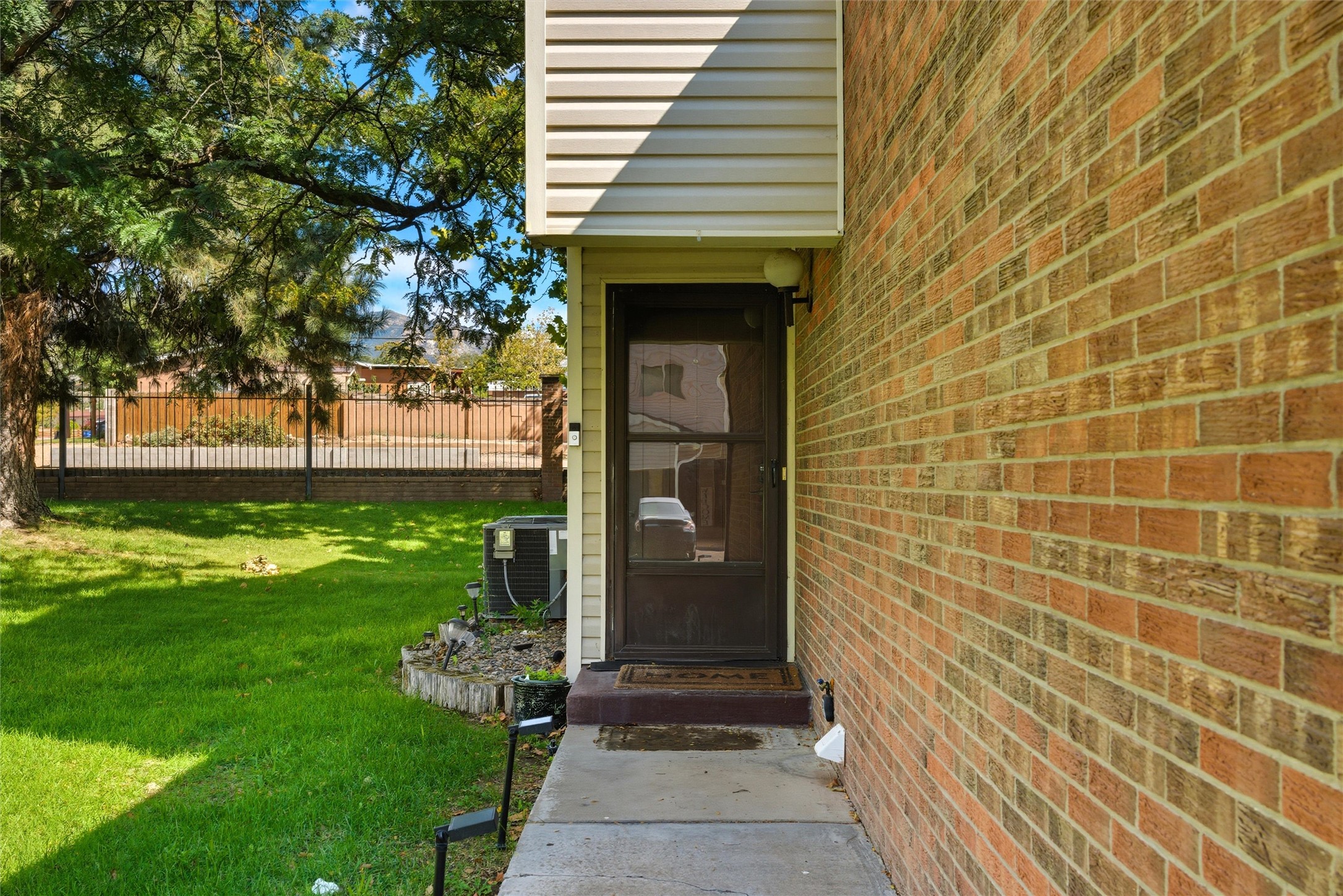 32 Lakeshore Drive NE