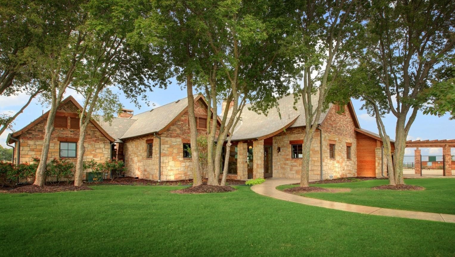 2435 Brightling Bend
