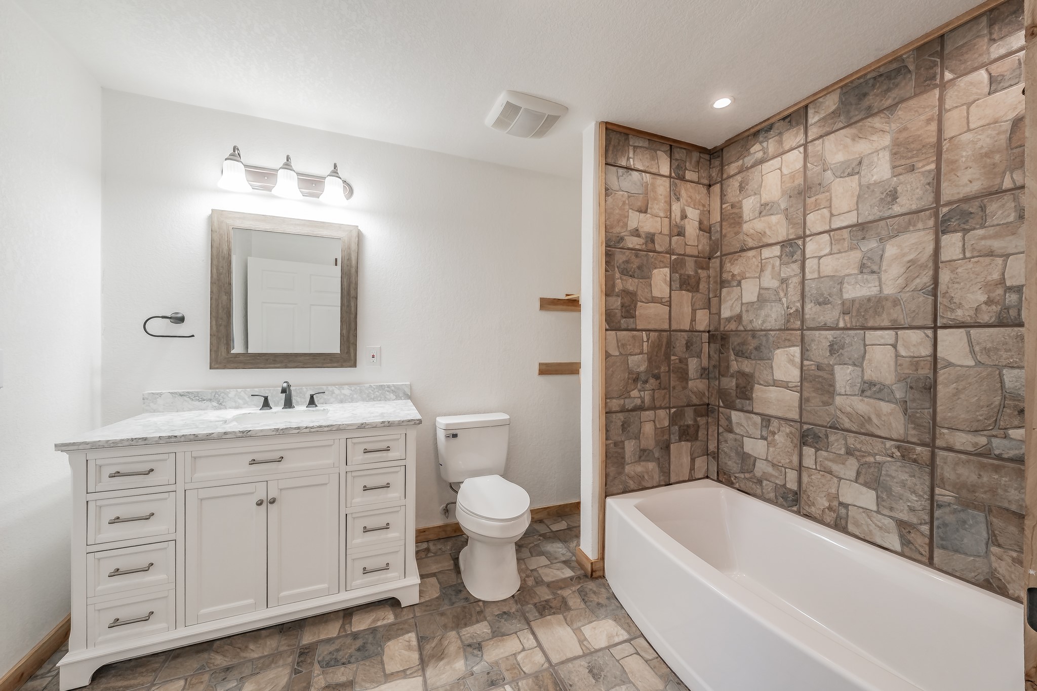 1015 Forest Oaks