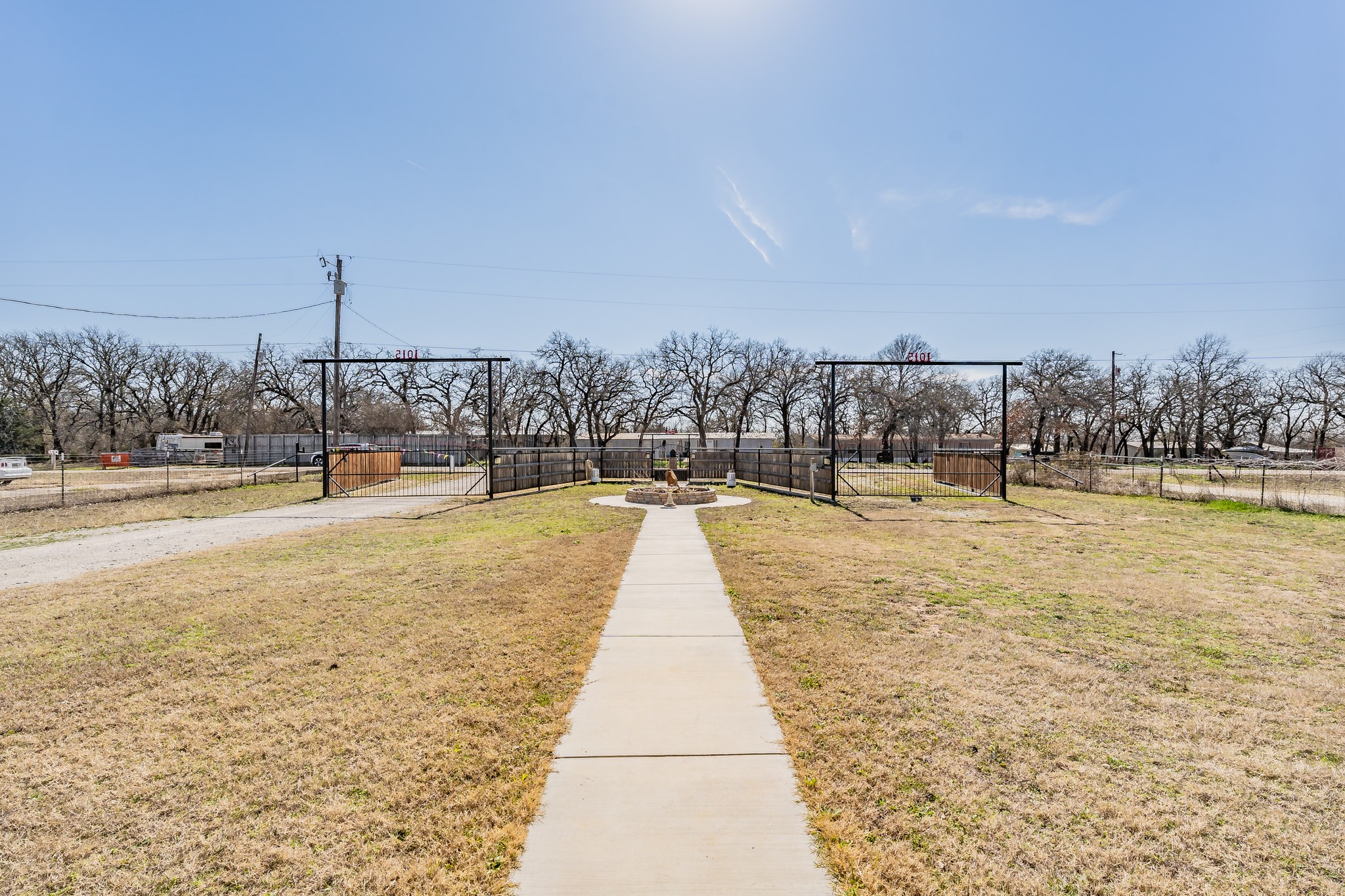 1015 Forest Oaks
