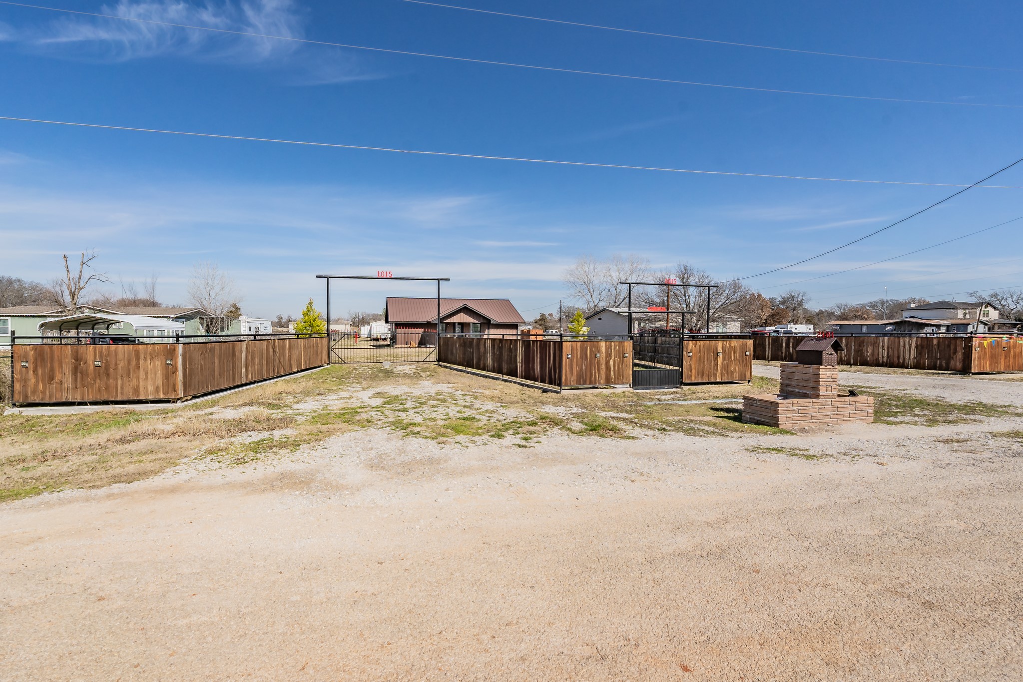 1015 Forest Oaks